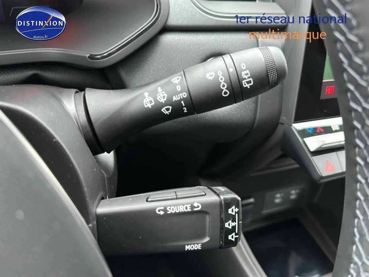 Détail des commandes au volant côté gauche du tableau de bord d’un Renault Captur gris rafale 2025.