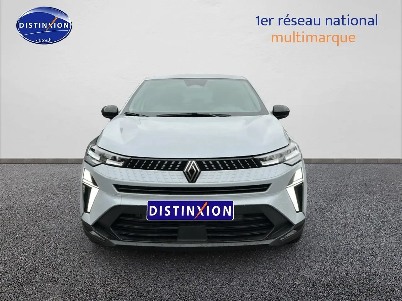 Vue avant d'un Renault Captur 2025 gris rafale avec feux LED et calandre noire distinctive.