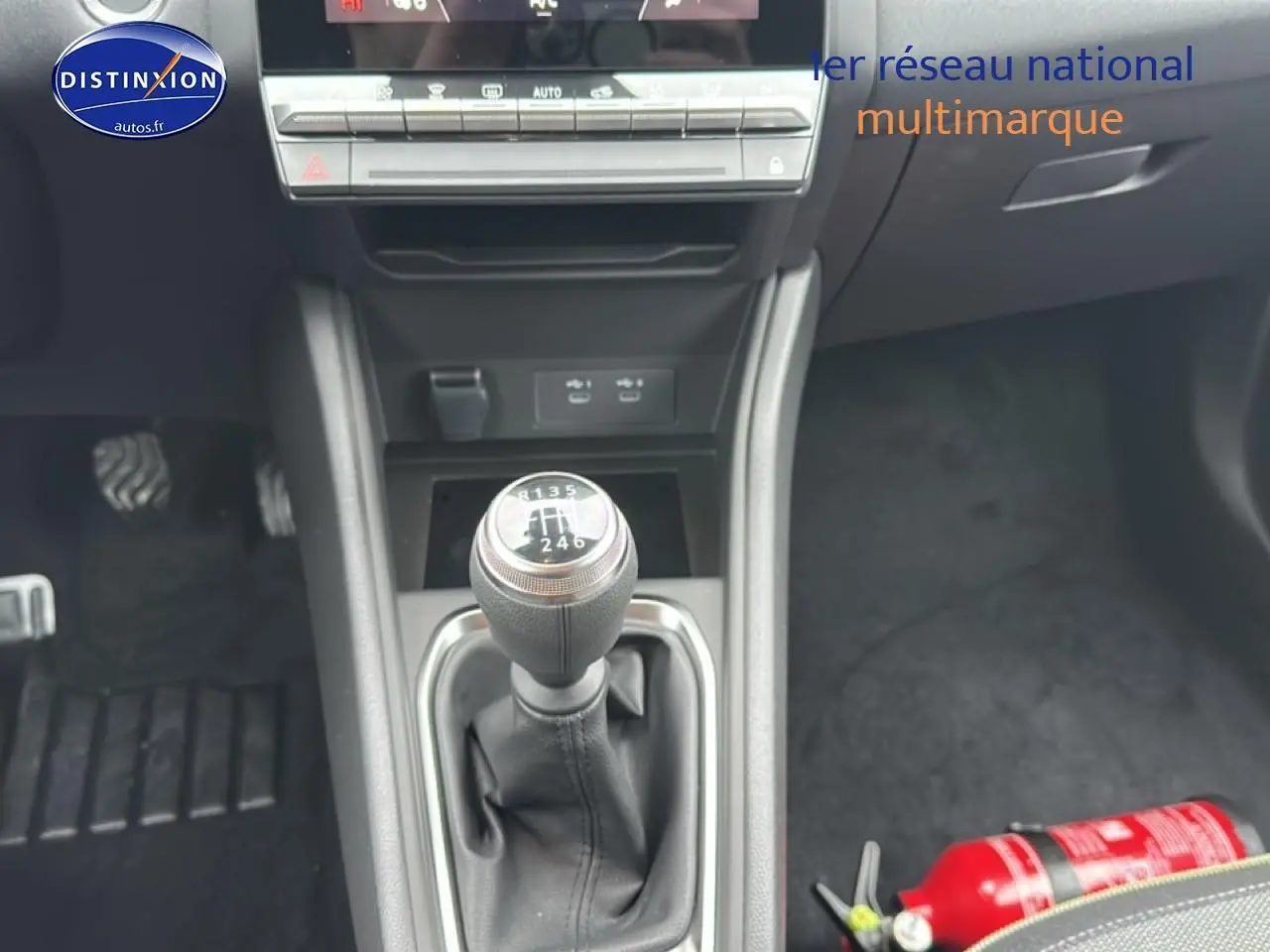 Le levier de vitesses manuel au centre de la console d’une Renault Captur gris rafale, vue intérieure rapprochée.