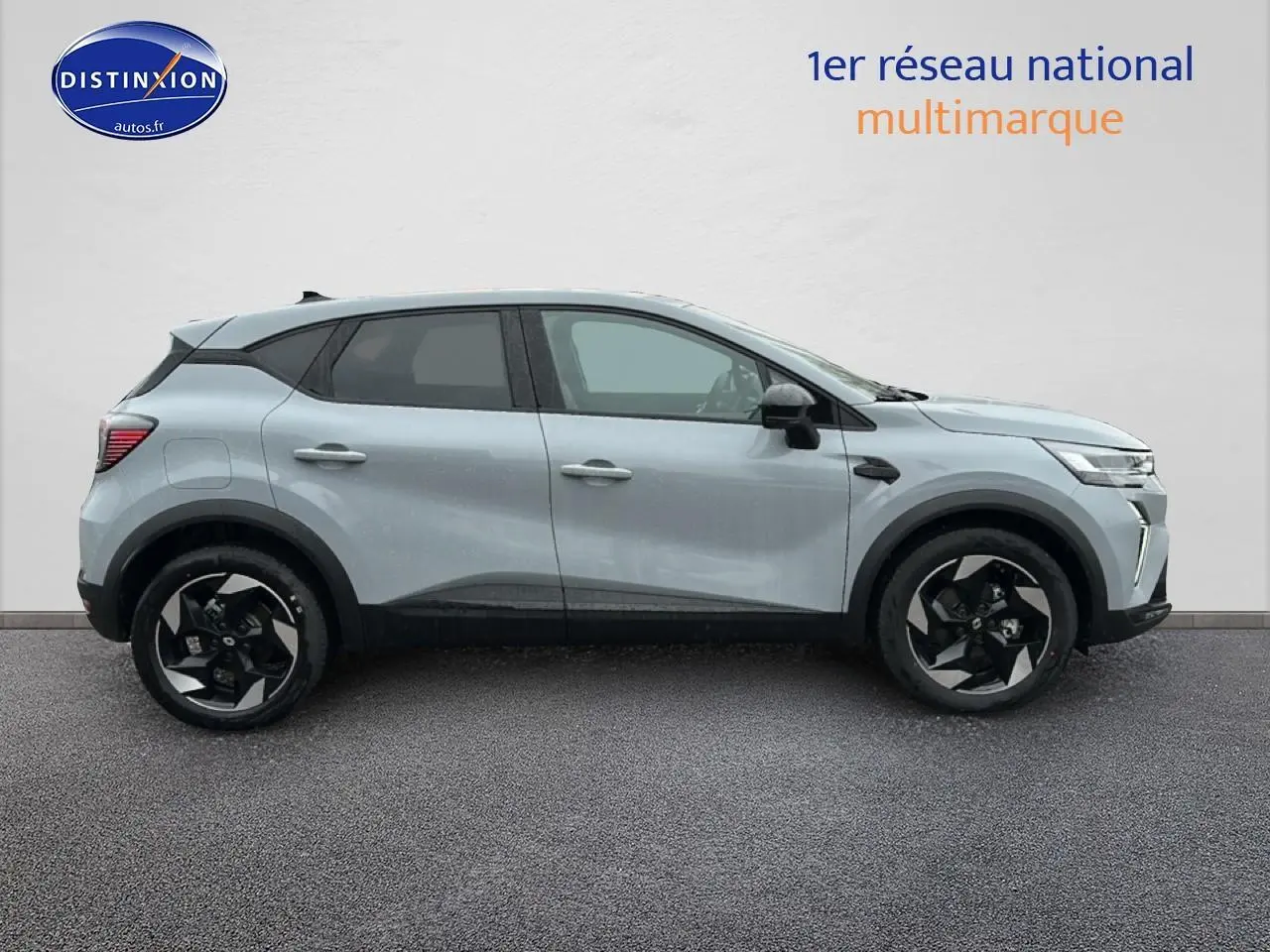 Profil droit du Renault Captur gris rafale 2025 avec jantes alliage noires et détails noirs contrastants.