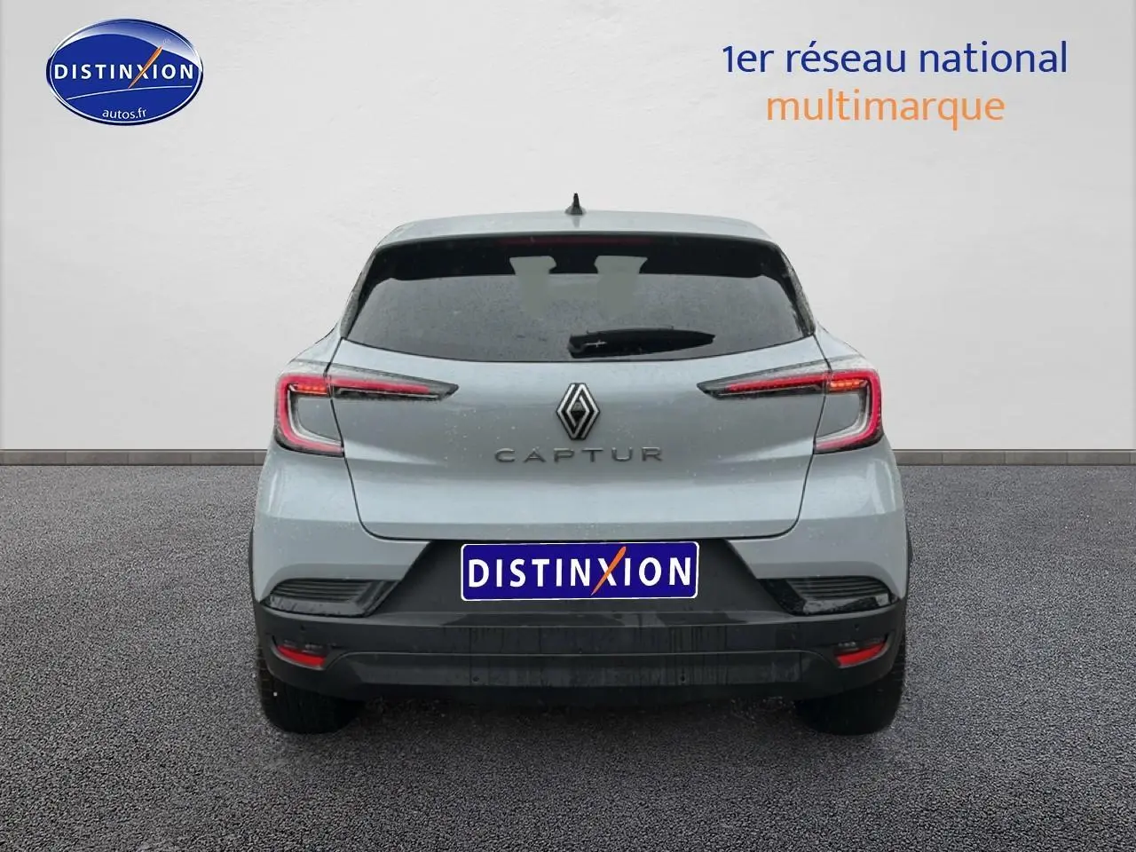 Vue arrière d'un Renault Captur gris rafale 2025 avec feux LED et logo central bien visibles.