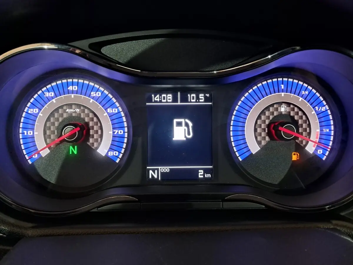 Tableau de bord de l'AIXAM AMBITION 0.5 CITY COUPE GTI 2026, affichage digital avec compte-tours et jauge carburant bleus.