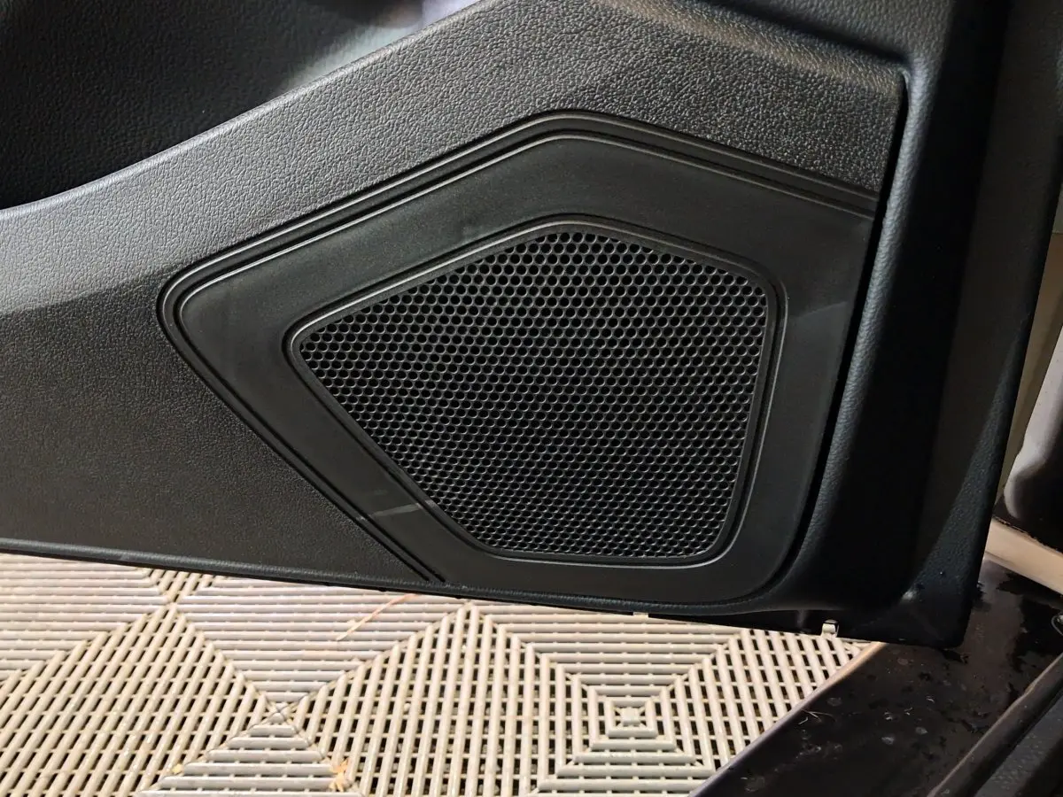 Gros plan sur le haut-parleur intégré à la porte côté conducteur de l'AIXAM AMBITION 0.5 CITY COUPE GTI blanc 2026.