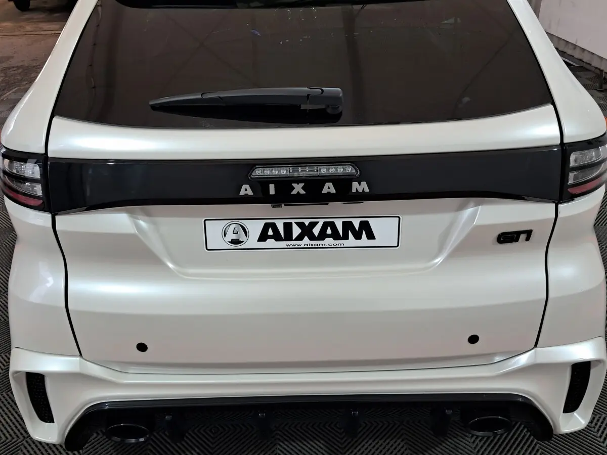 Vue arrière d'une AIXAM Ambition 0.5 City Coupe GTI blanche avec logo GTI et bande noire distinctive.