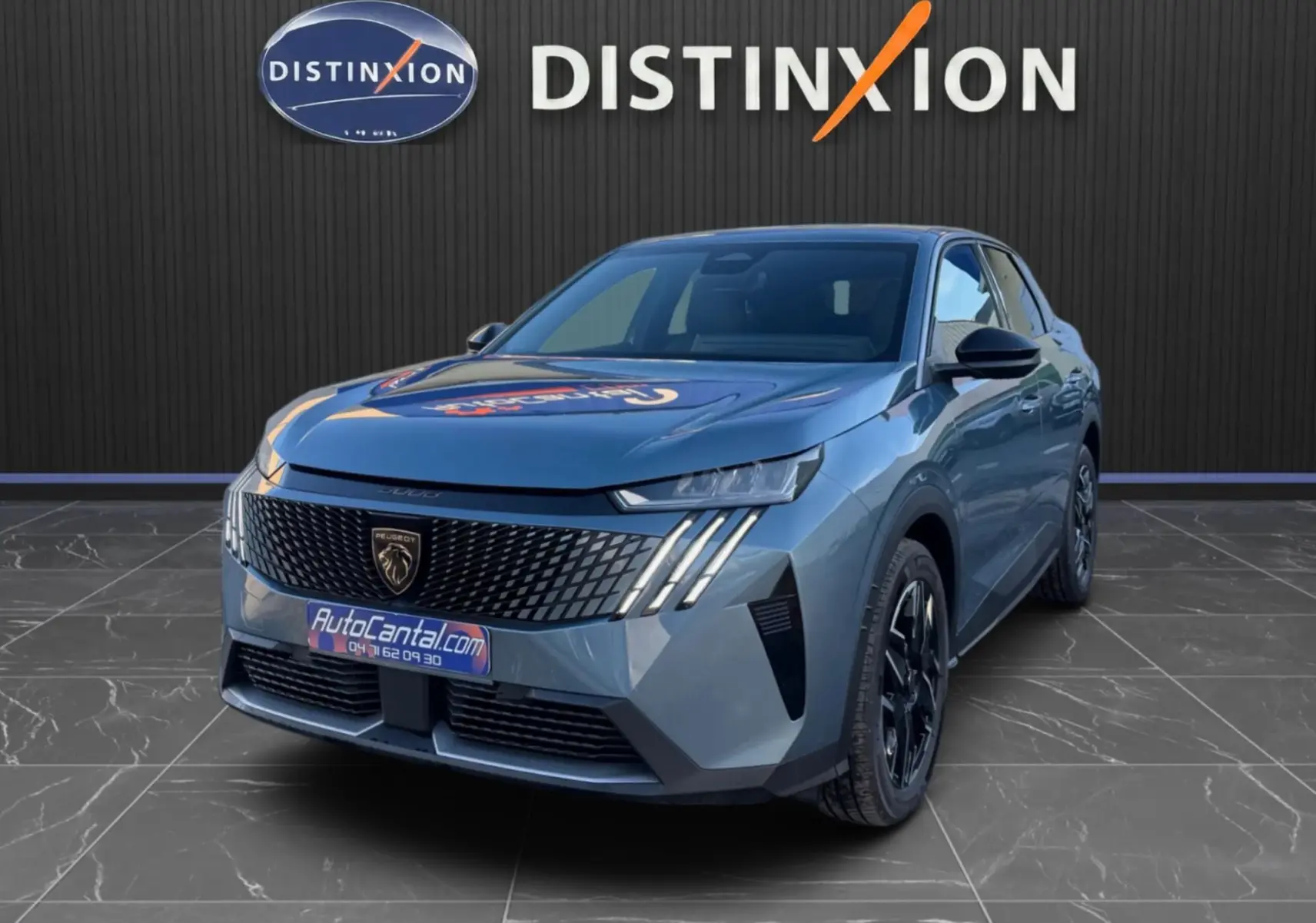 Peugeot 3008 Hybrid bleu Nogaro en 3/4 avant droit, avec calandre distinctive et phares LED verticaux.