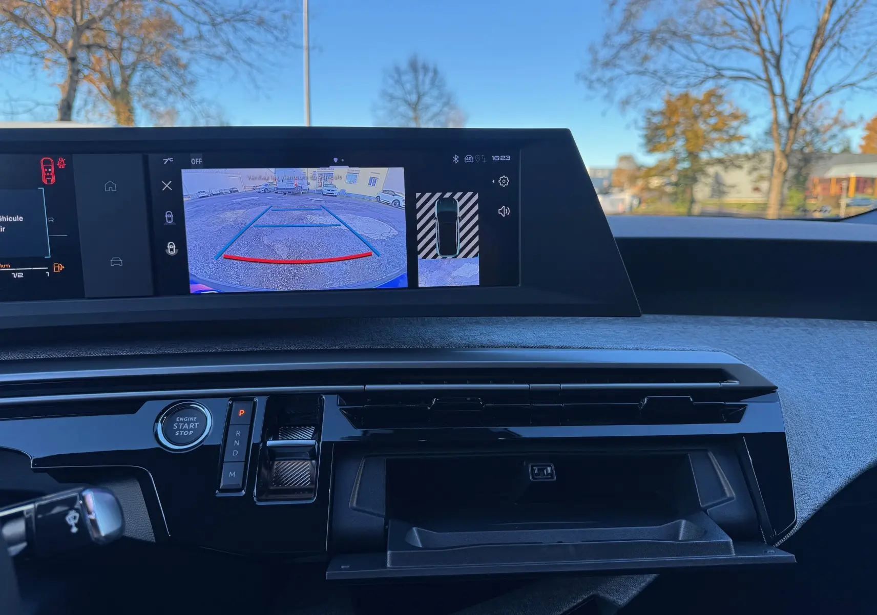 Intérieur du Peugeot 3008 Hybrid 2025, vue du tableau de bord avec écran affichant la caméra de recul.