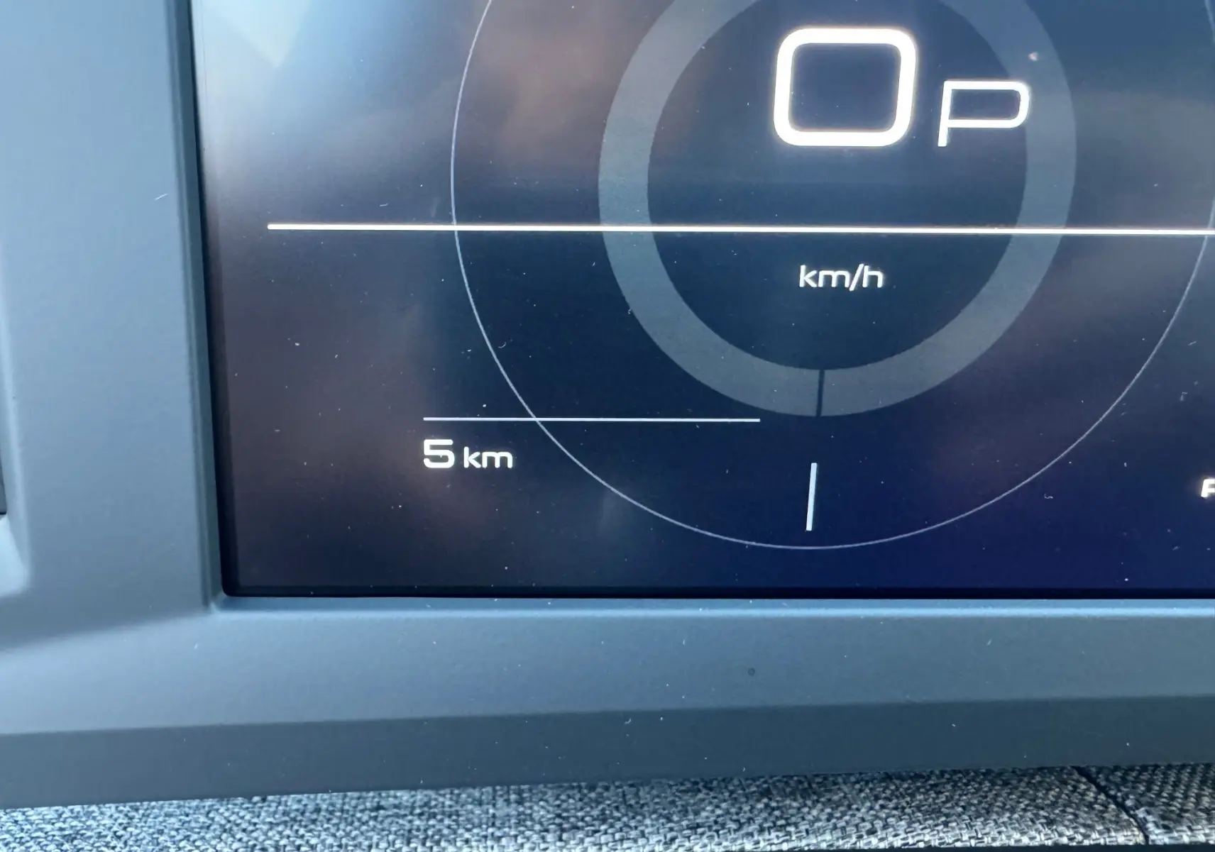 Détail du tableau de bord numérique du Peugeot 3008 Hybrid 136ch, affichant 0 km/h et 5 km au compteur.