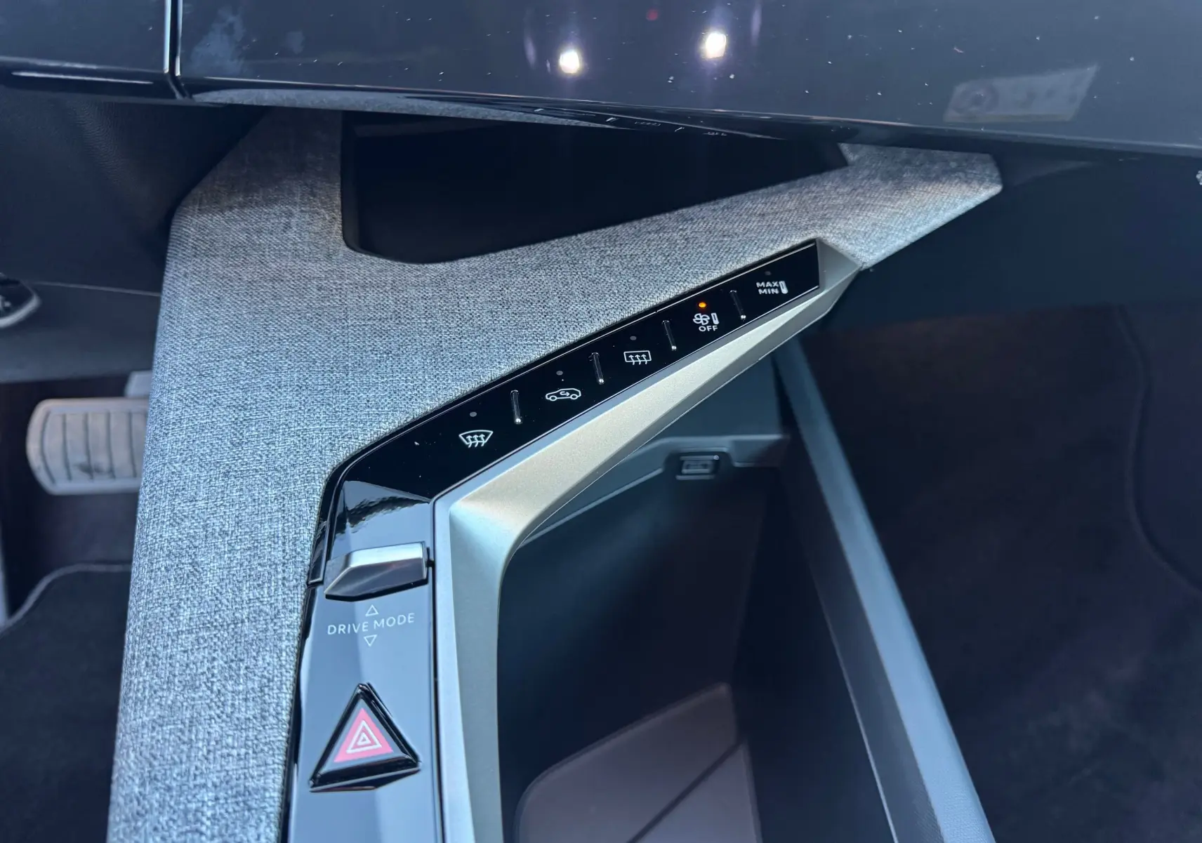 Vue rapprochée de la console centrale du Peugeot 3008 Hybrid 136ch Allure 2025, avec commandes tactiles et tissu gris.