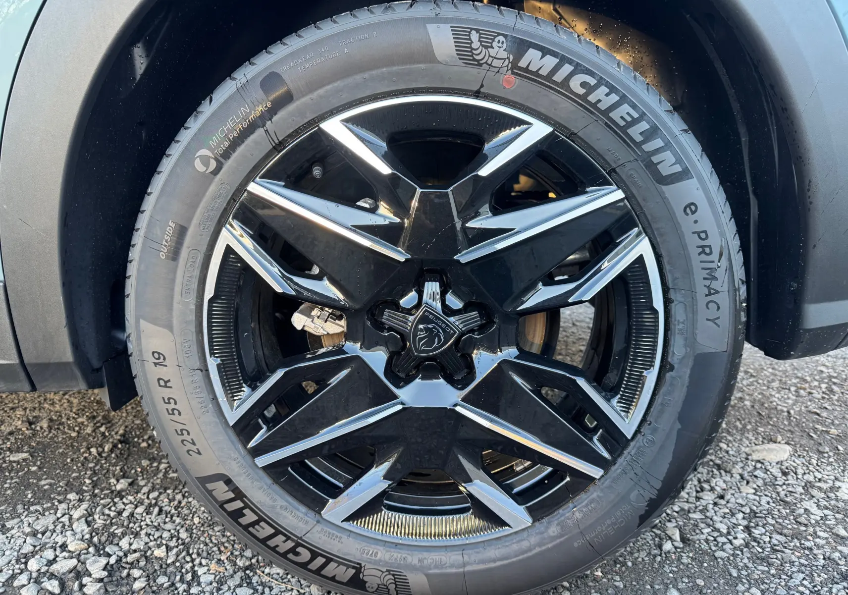 Gros plan sur la roue avant droite du Peugeot 3008 Hybrid 2025 avec jante noire et argent et pneu Michelin.