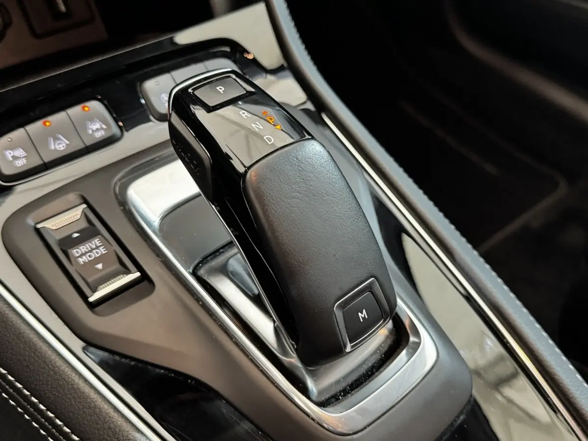 Gros plan sur la commande de boîte automatique noire de l’Opel Grandland 1.5 Diesel 130 ch Ultimate, 2022.