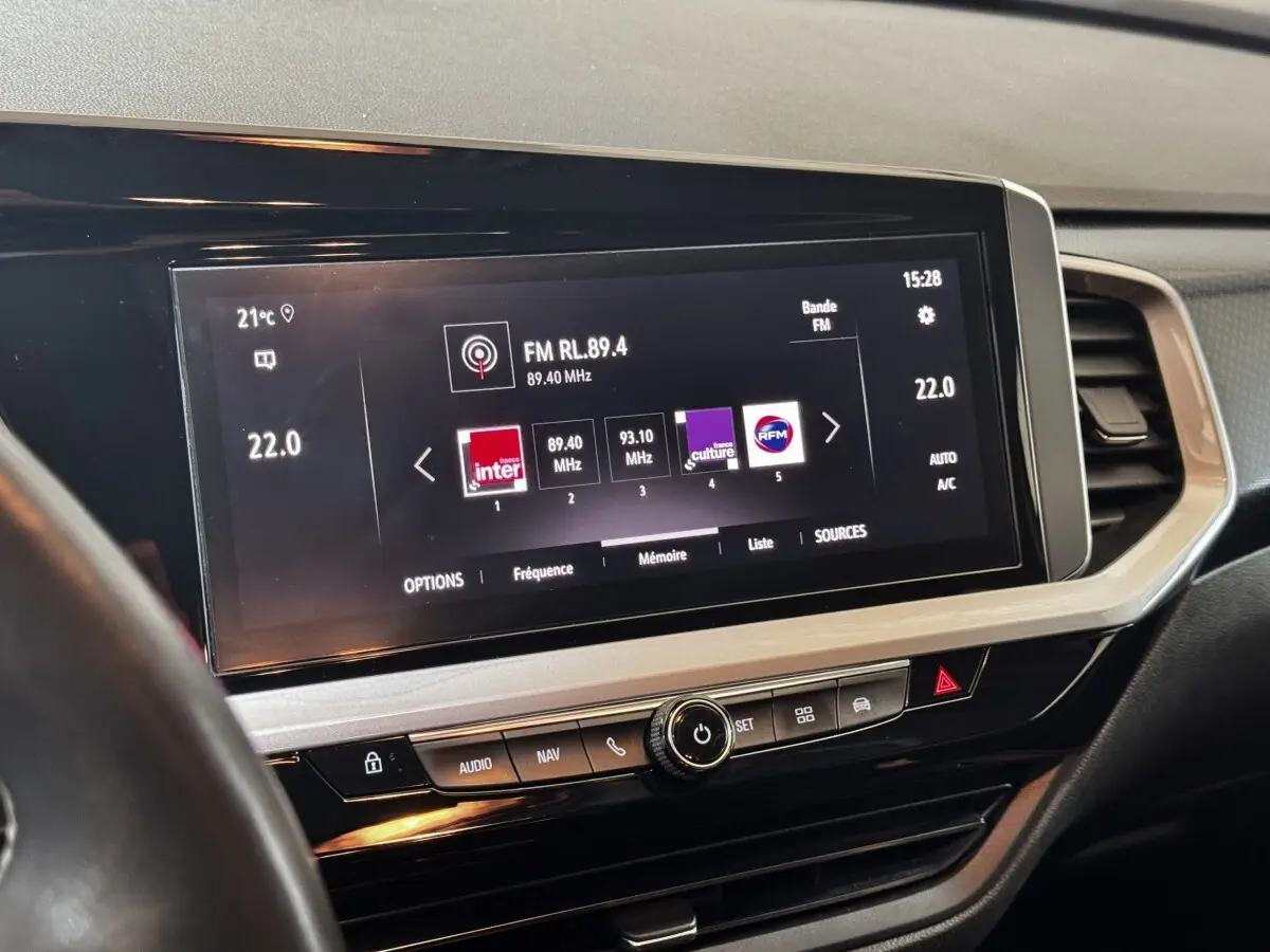 Vue rapprochée de l’écran tactile central du tableau de bord de l’Opel Grandland 2022, affichant la radio FM.
