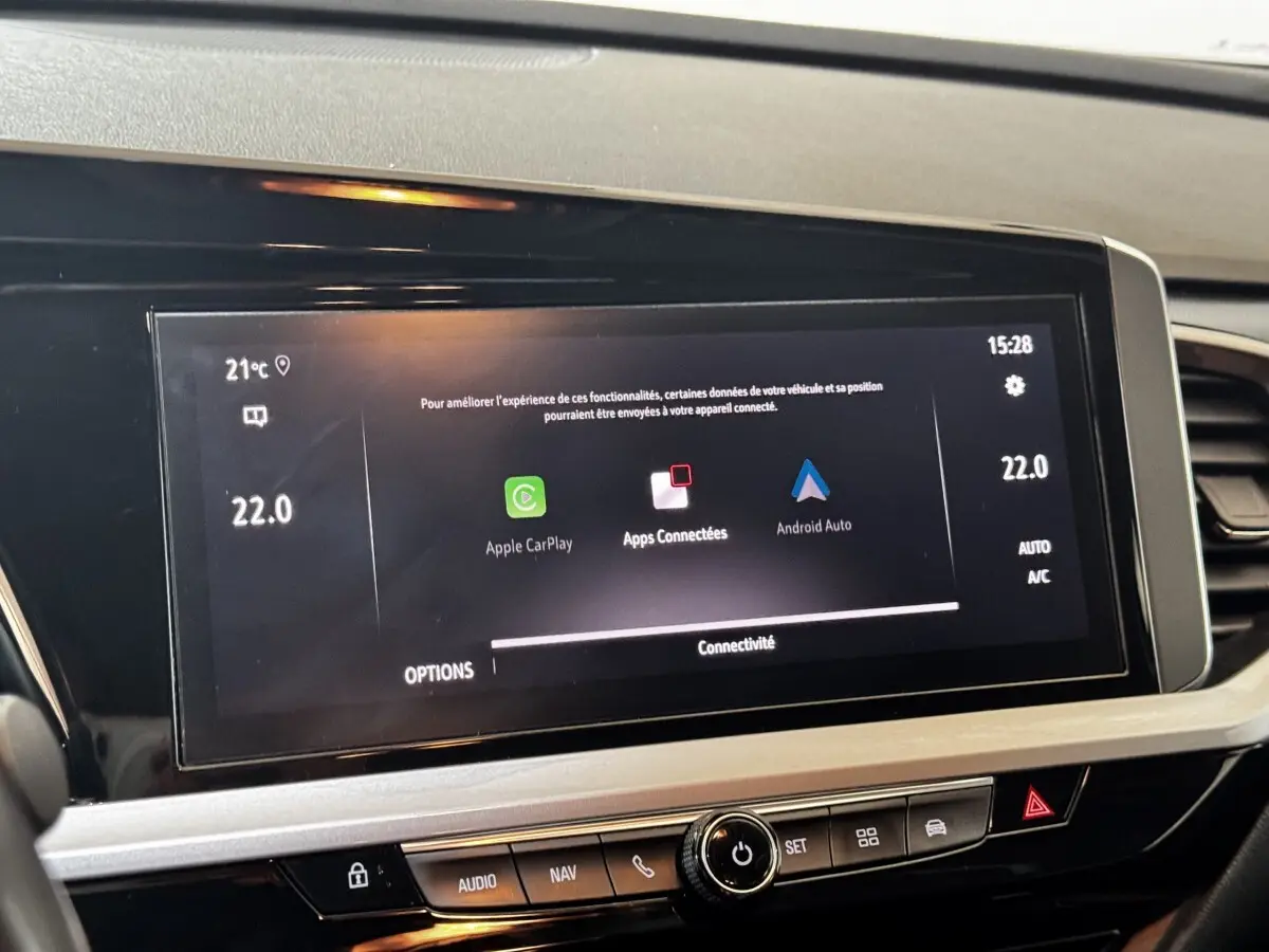 Écran tactile central affichant Apple CarPlay et Android Auto dans l’habitacle gris d’un Opel Grandland 2022.