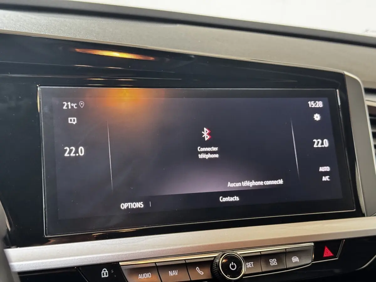Écran tactile central de l’Opel Grandland gris clair, affichant la connexion Bluetooth au téléphone.