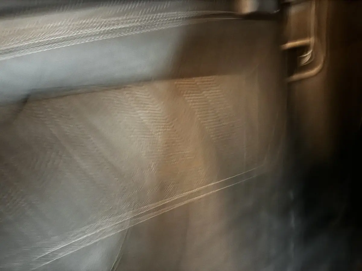 Image floue montrant un intérieur sombre, difficile d'identifier un angle ou des détails précis du véhicule Opel Grandland.