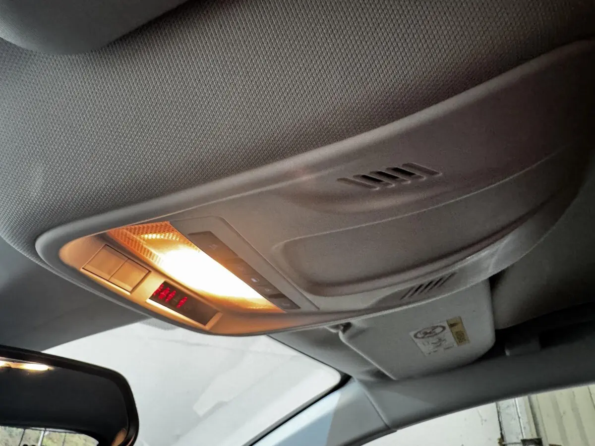 Plafonnier intérieur allumé vu de l'avant droit dans l'Opel Grandland gris clair 2022 version Ultimate.