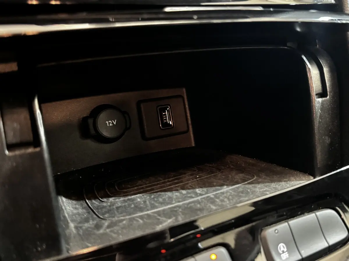 Prise 12V et port USB dans le rangement central avant d’un Opel Grandland gris clair, version Ultimate 2022.