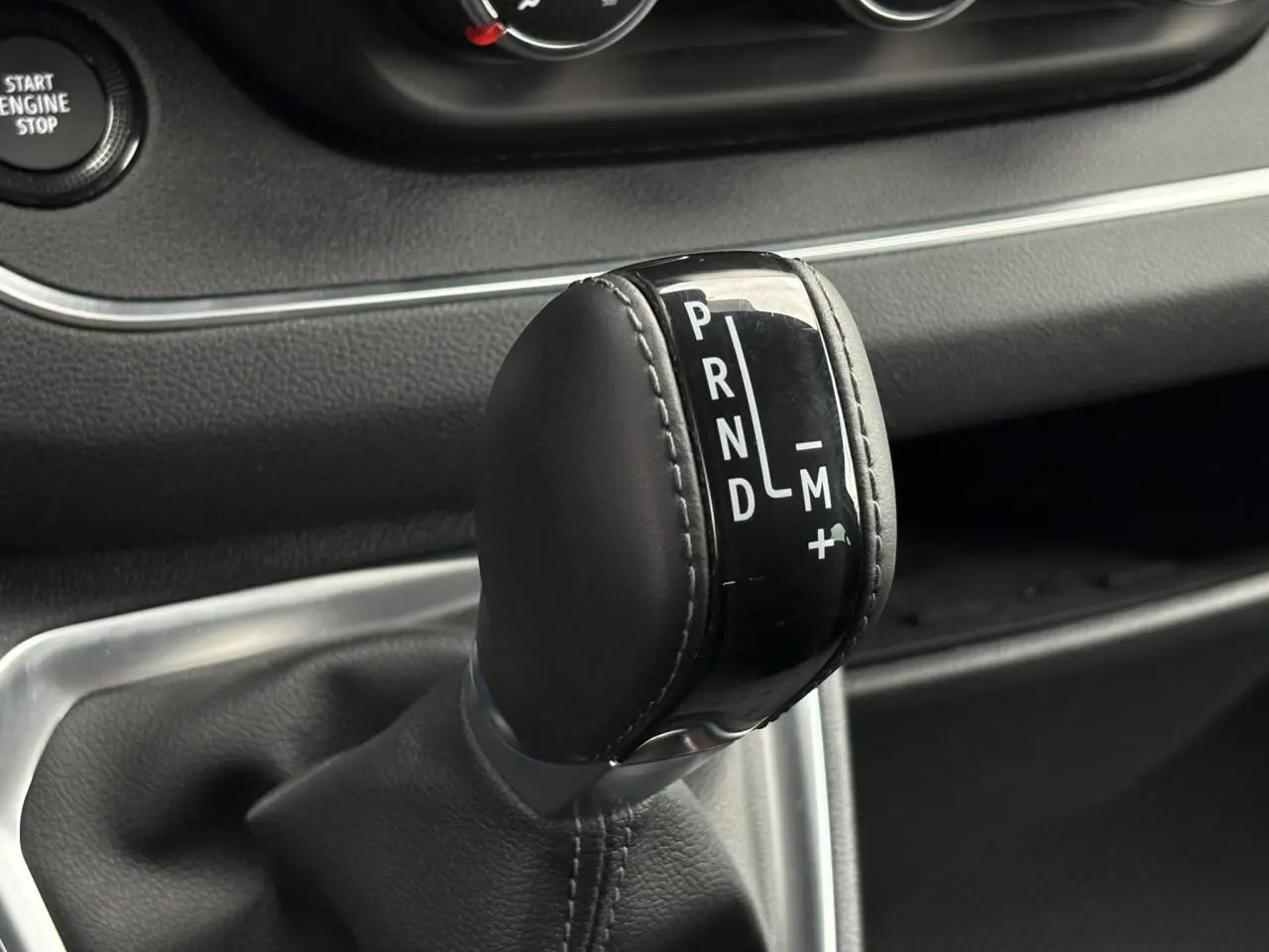 Le levier de vitesses automatique noir du Nissan Primastar Combi 2025, avec marquages PRND et mode manuel.
