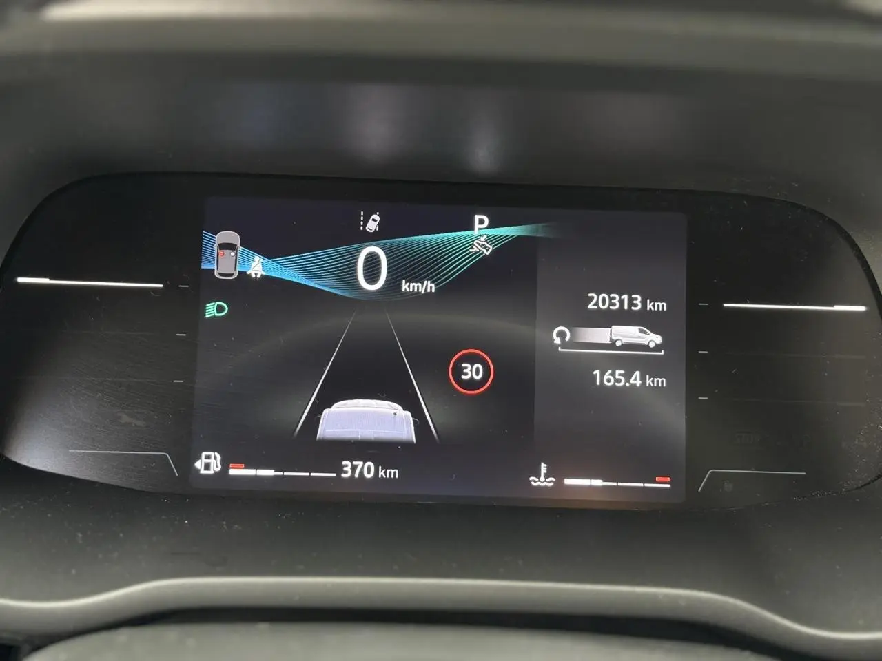 Affichage numérique du tableau de bord du Nissan Primastar Combi 2025 montrant la vitesse, autonomie et alertes.