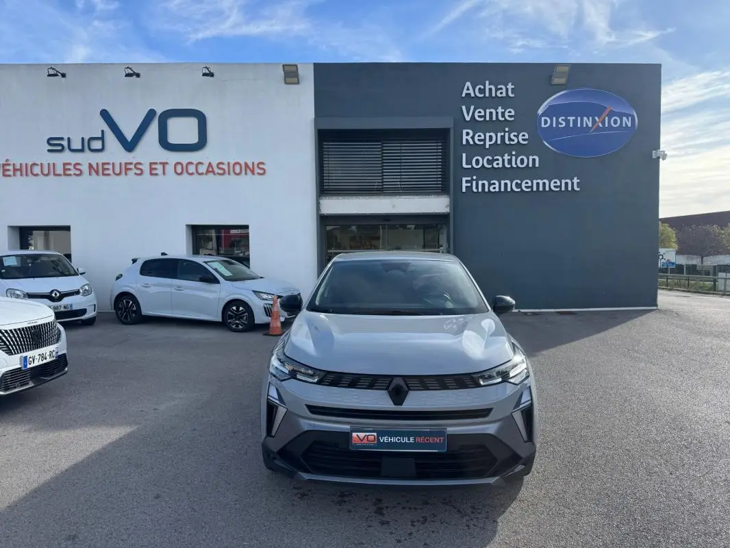 Vue avant d'une Renault SYMBIOZ gris clair E-Tech full hybrid 145 Esprit Alpine, avec calandre noire et logo central.