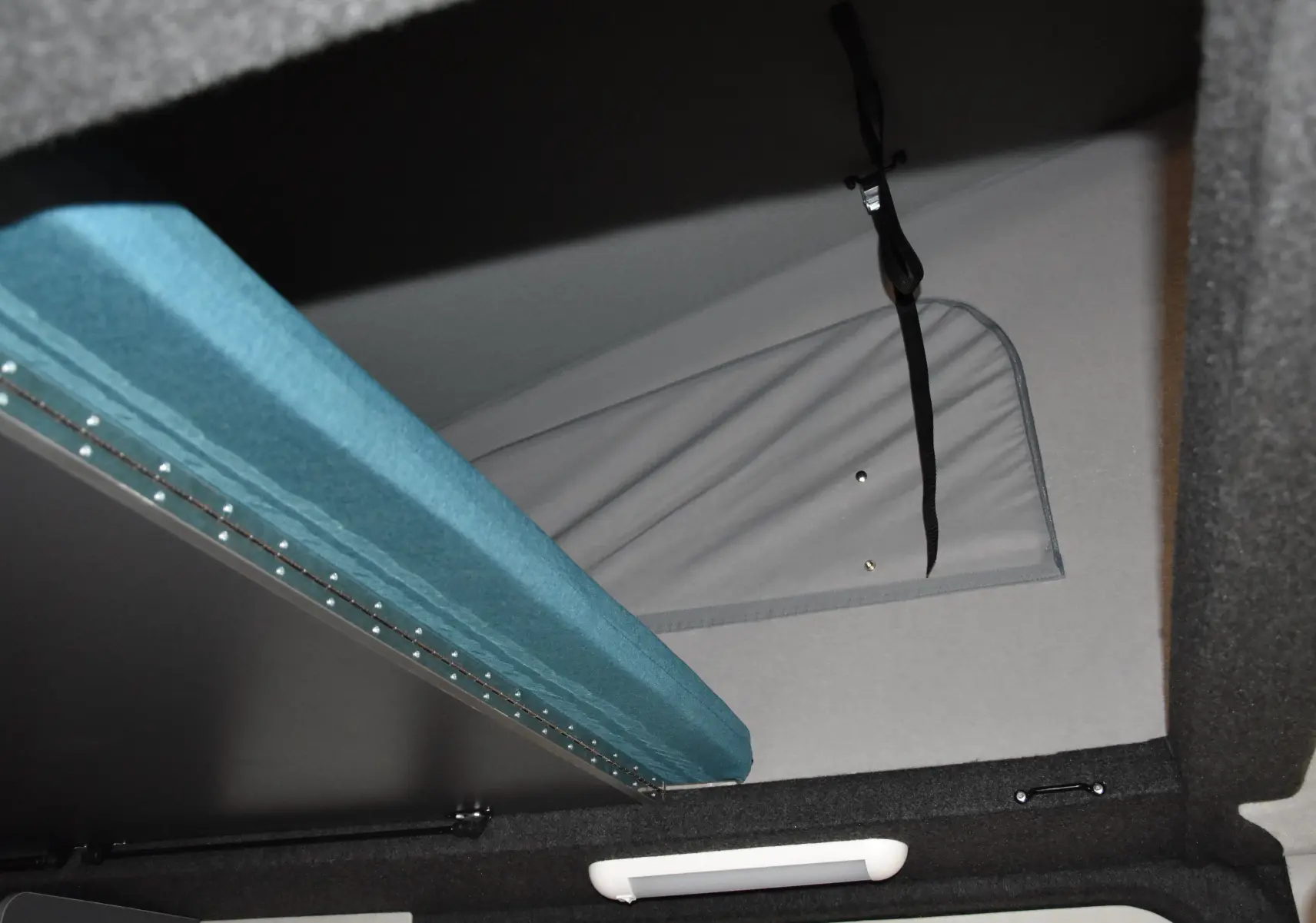 Détail du plafond intérieur avec rangement et sangle dans un Renault Trafic Combi blanc 2021.