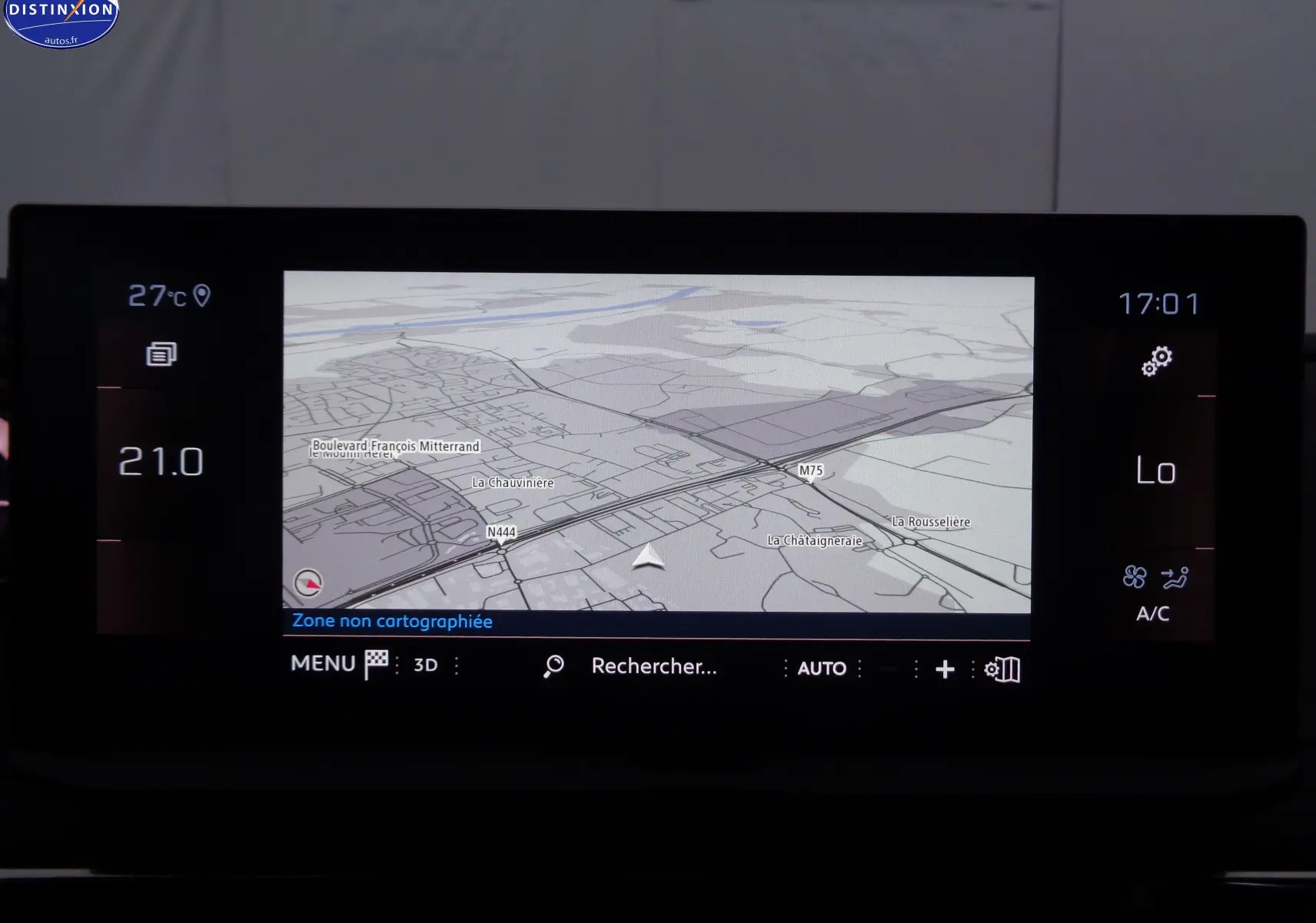 Écran central du Peugeot 3008 2023 montrant la navigation GPS avec carte grise et interface climatisation digitale.