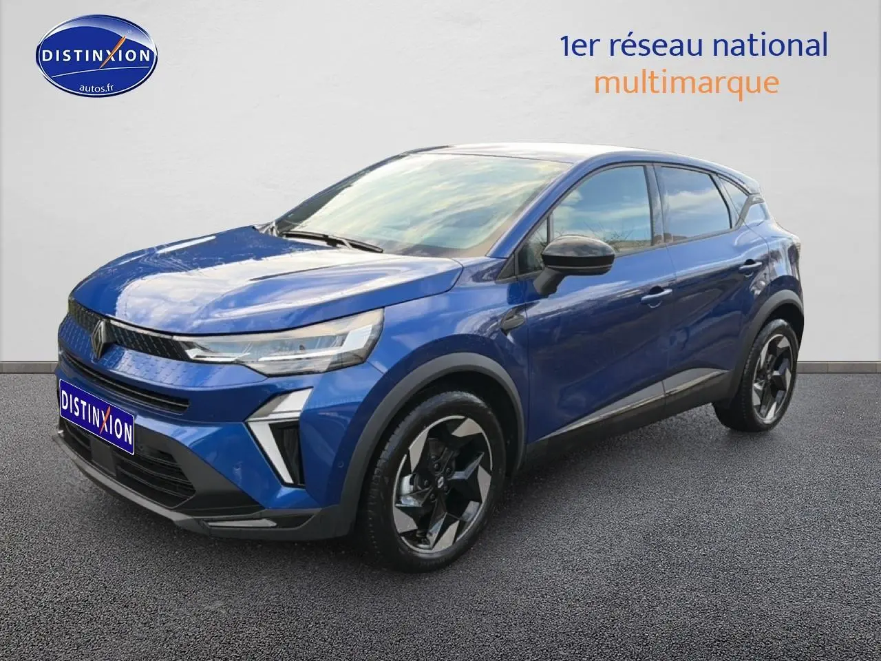 Renault Captur 2025 bleu iron en 3/4 avant droit avec jantes alu et feux LED distinctifs.