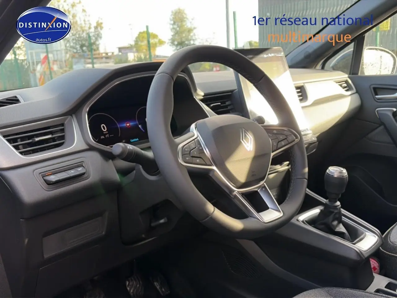 Intérieur du Renault Captur 2025, vue du poste de conduite avec volant multifonction et levier de vitesse manuel.