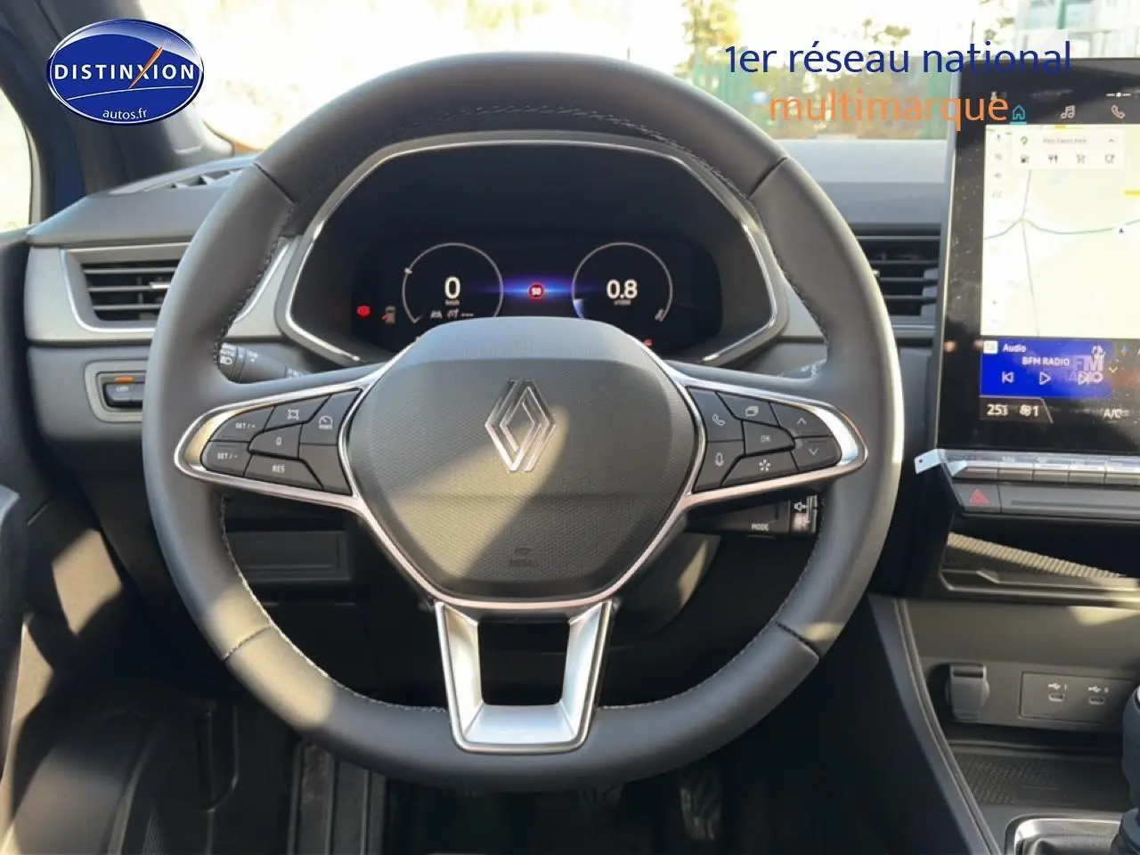 Vue rapprochée du volant multifonction Renault Captur 2025 avec tableau de bord numérique et écran tactile GPS.