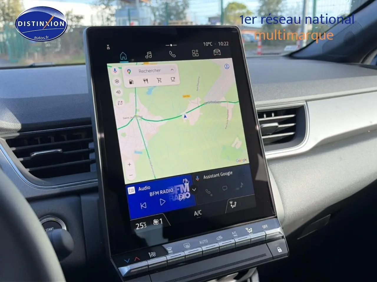 Vue intérieure centrée sur l'écran tactile du tableau de bord du Renault Captur 2025, affichant la navigation GPS.