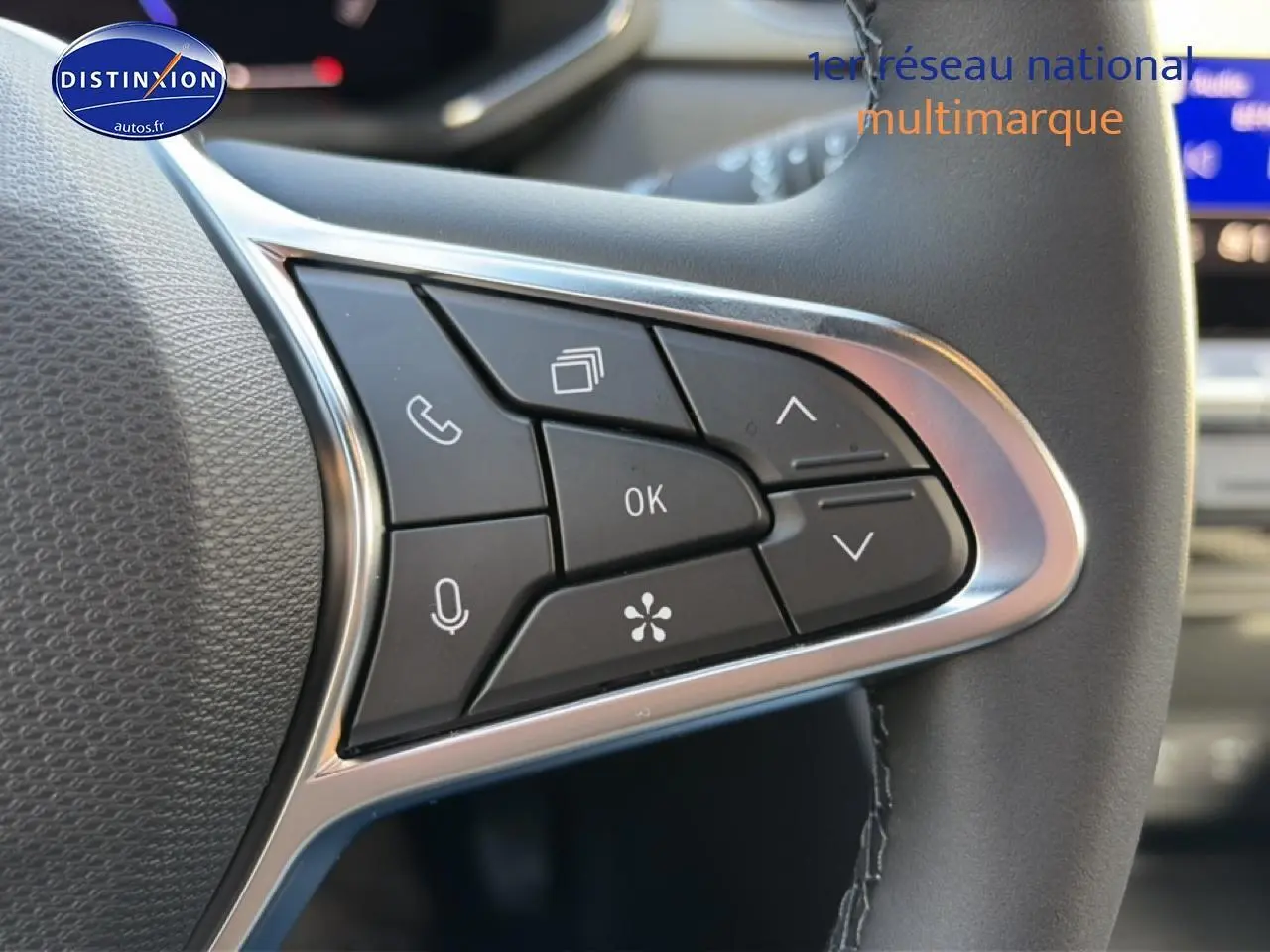 Gros plan sur les commandes multifonctions côté droit du volant du Renault Captur 2025, finition Techno.