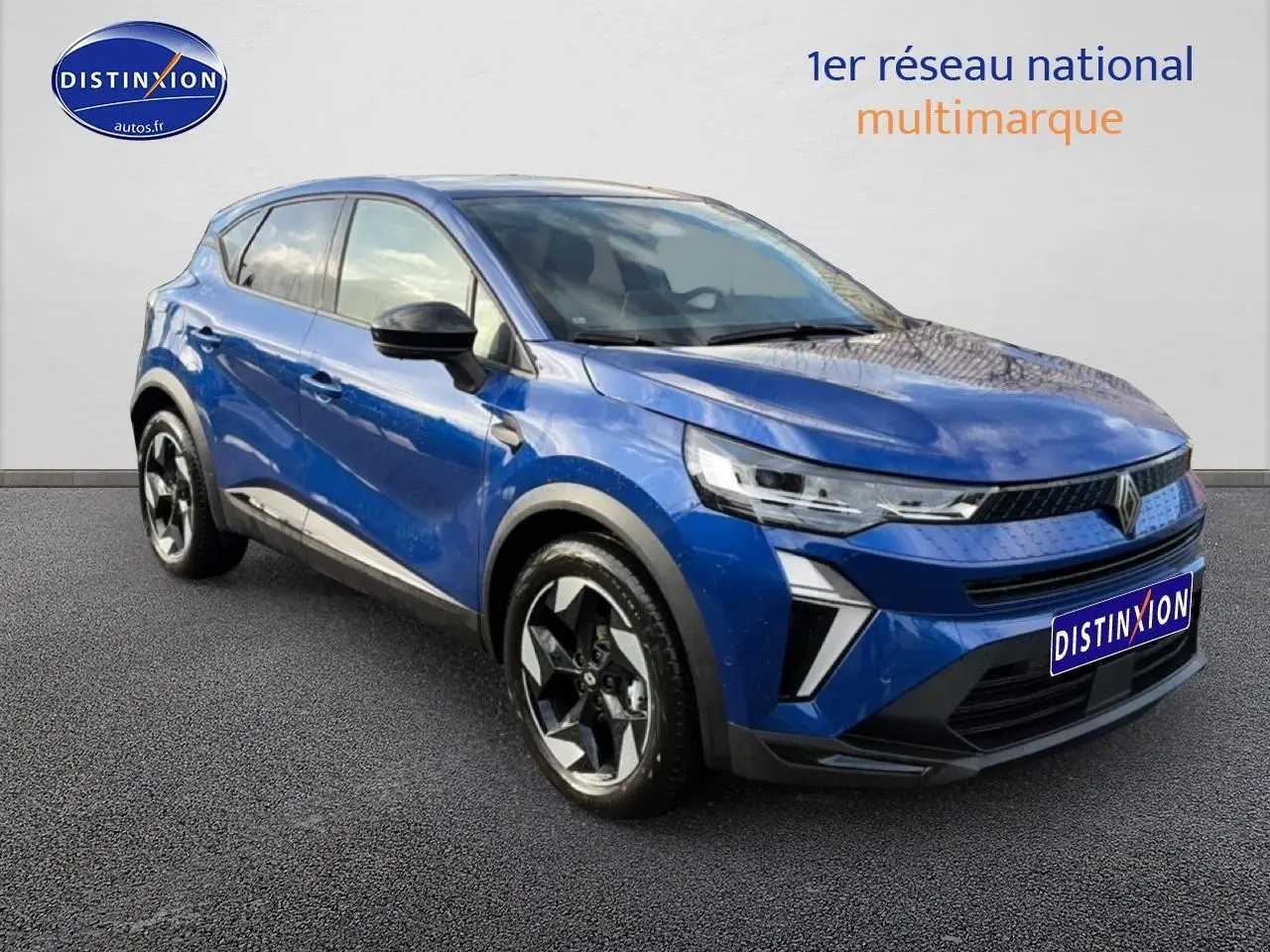 Renault Captur 2025 bleu iron en 3/4 avant droit avec jantes alu et feux LED distinctifs.