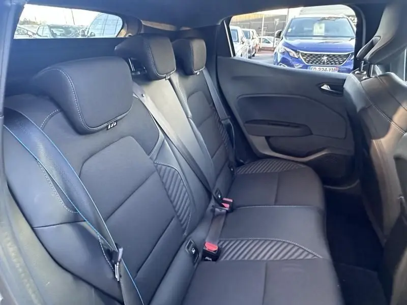 Vue intérieure des sièges arrière noirs avec surpiqûres bleues de la Renault Clio V 1.0 TCE 90 Esprit Alpine 2025.