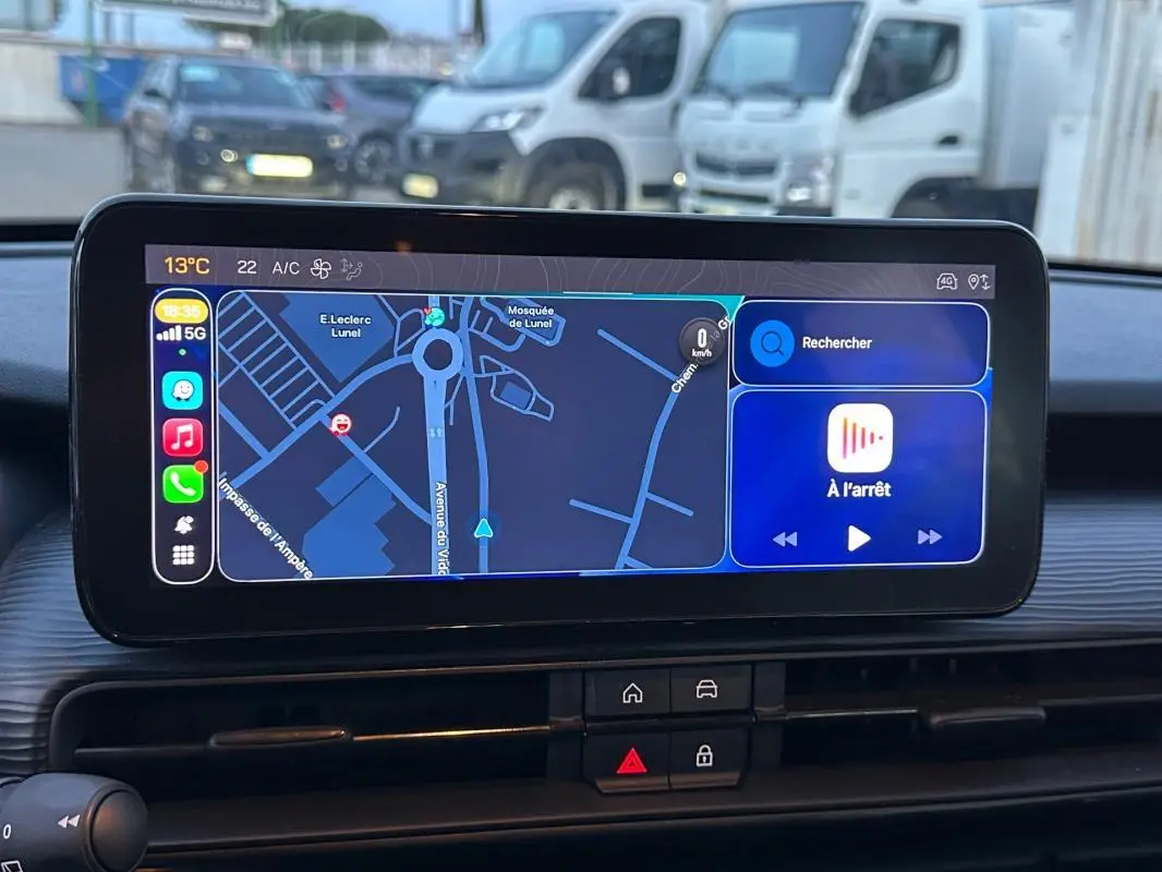 Vue intérieure centrée sur l’écran tactile du tableau de bord du Jeep Avenger 2025, avec navigation affichée.