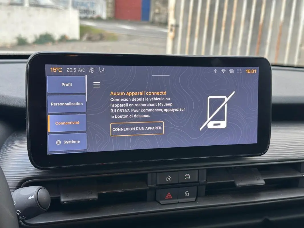 Écran tactile central du Jeep Avenger 2025 affichant le menu connectivité, vue intérieure frontale.