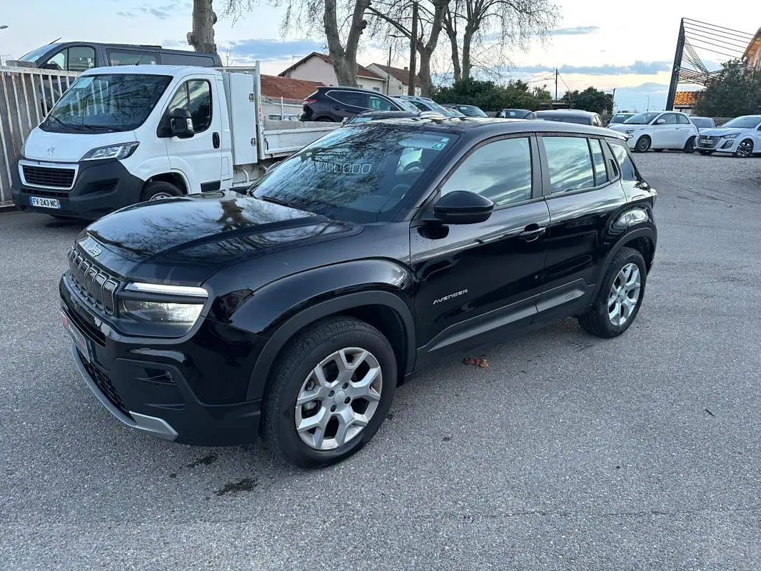 Jeep Avenger noir en vue 3/4 avant droit, avec jantes alliage 17 pouces et phares LED allumés.