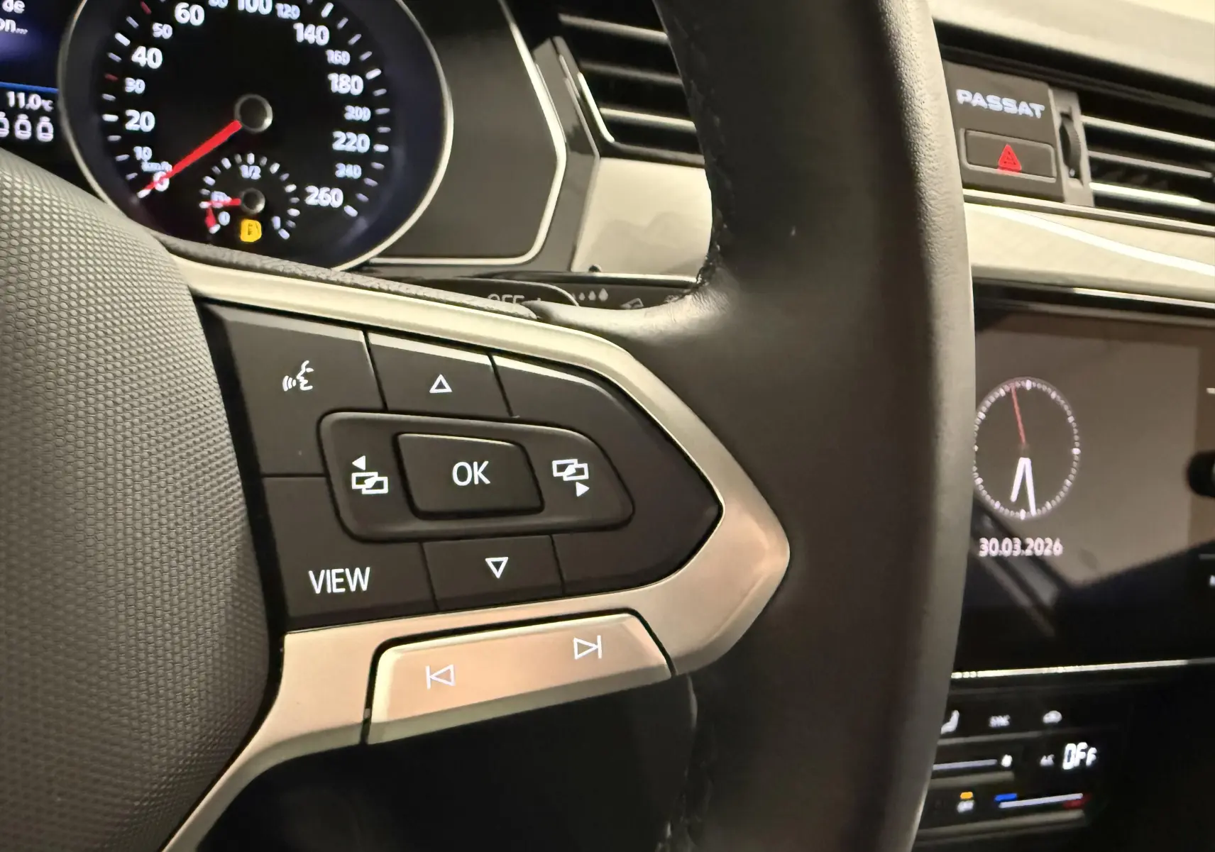 Gros plan sur le volant et tableau de bord de la Volkswagen Passat SW 2024, avec commandes multifonctions et affichage digital.