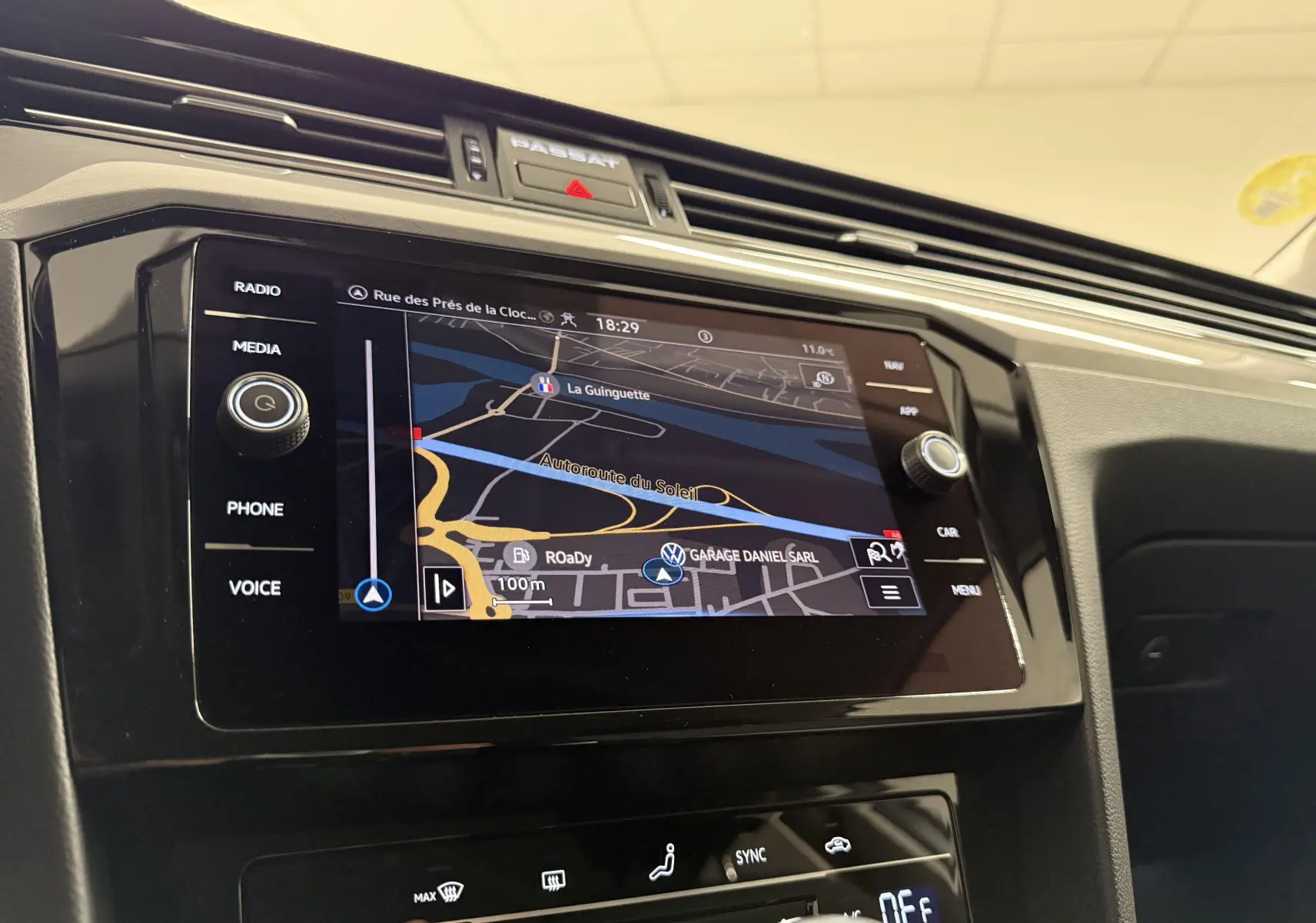 Gros plan sur l’écran tactile central du tableau de bord de la Volkswagen Passat SW 2.0 TDI 2024 avec navigation affichée.
