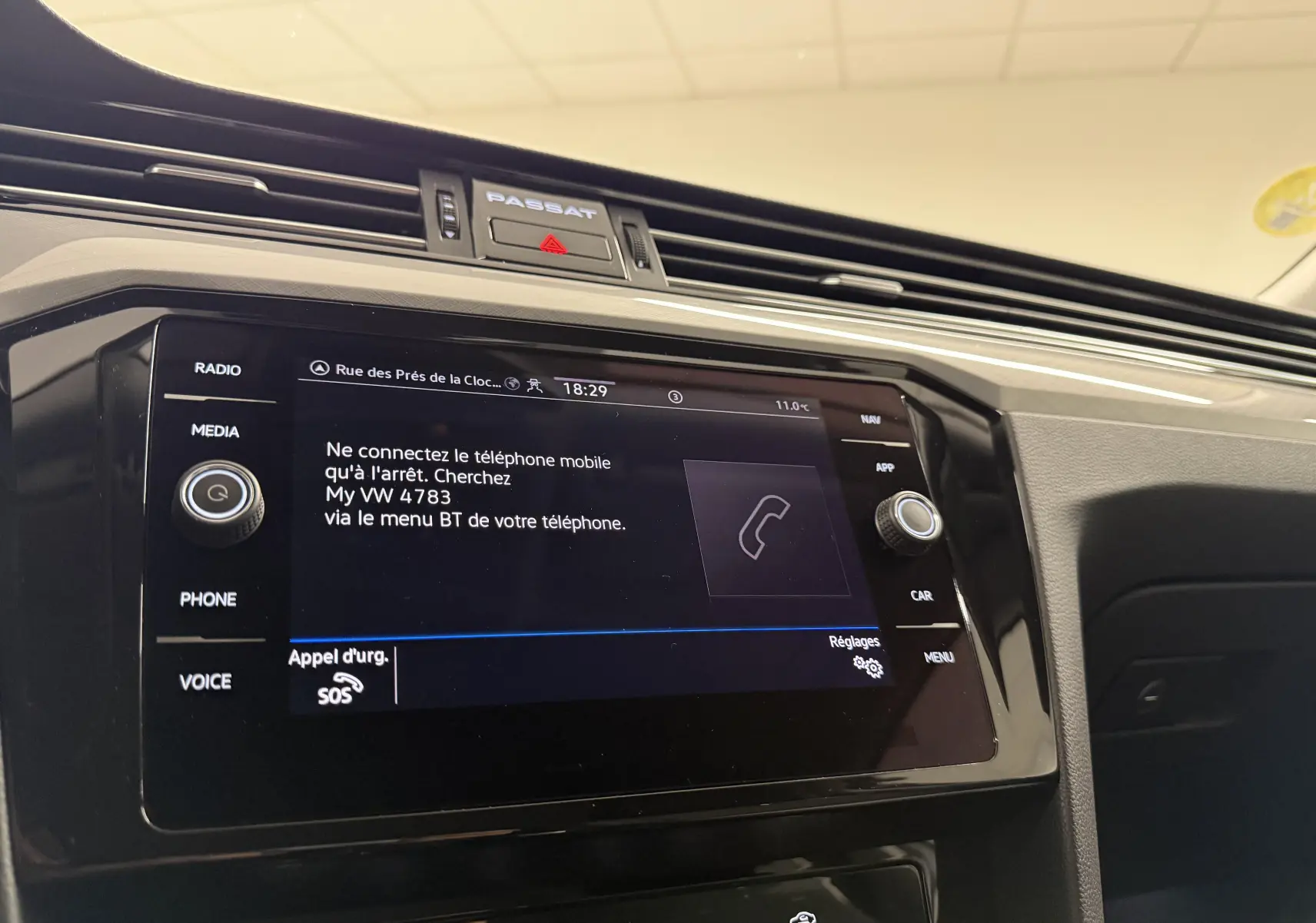 Vue rapprochée de l’écran multimédia central de la Volkswagen Passat SW 2024 avec affichage Bluetooth et commandes tactiles.