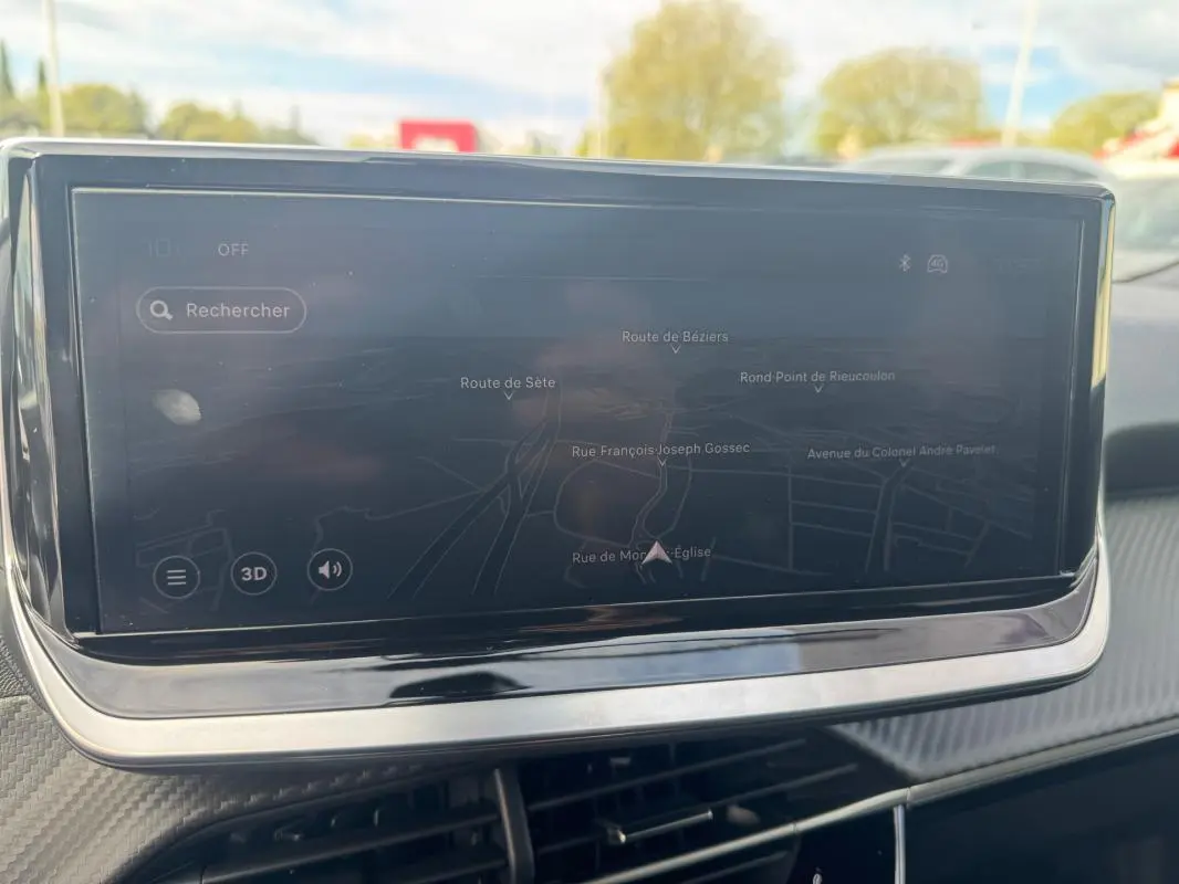 Écran tactile du système de navigation du Peugeot 2008 2024, affichant une carte avec plusieurs routes et points d'intérêt.
