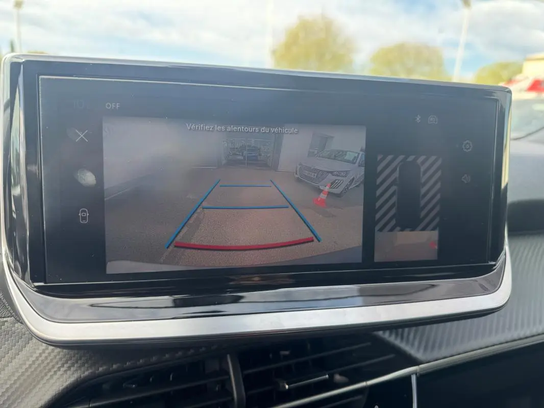 Écran tactile intérieur du Peugeot 2008 2024 montrant la caméra de recul avec lignes de guidage colorées.