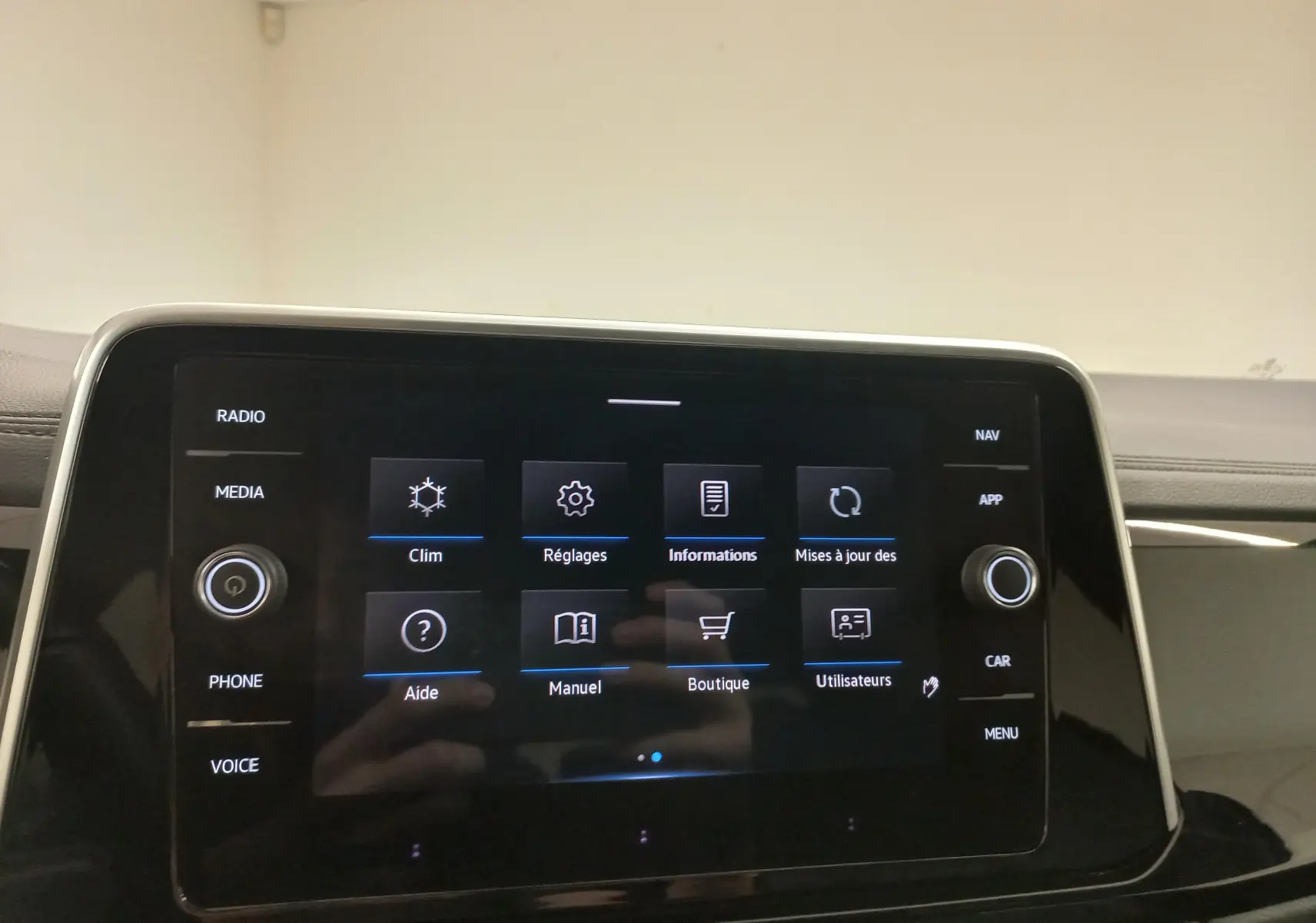 Écran tactile central du Volkswagen T-Roc 2025 affichant le menu principal avec options clim, réglages et informations.