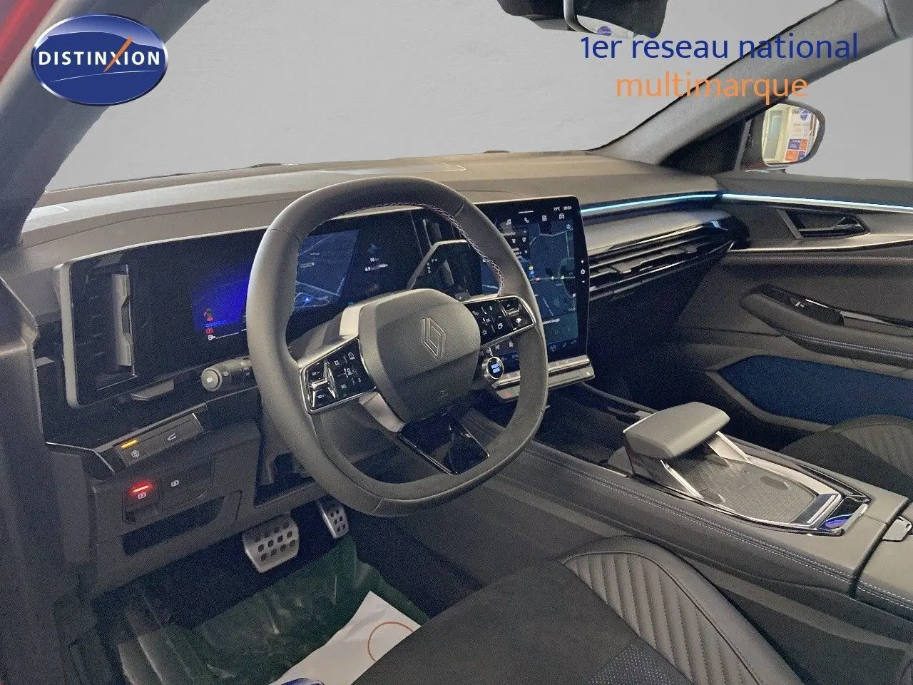 Intérieur de Renault Rafale 2024, vue côté conducteur sur le tableau de bord et volant, ambiance noire et bleue.