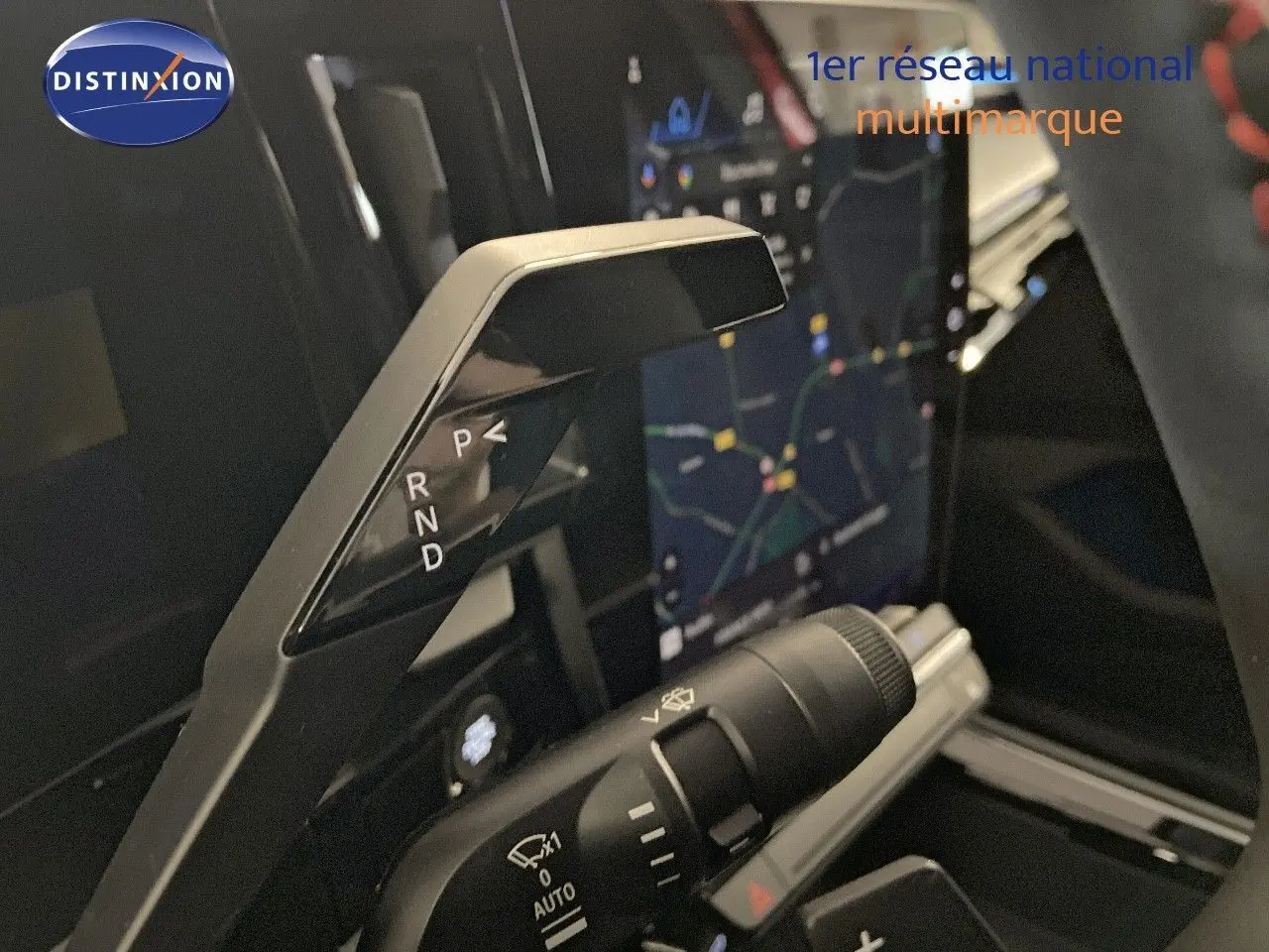 Le levier de boîte automatique noir de la Renault Rafale 2024 visible côté conducteur avec l'écran tactile en arrière-plan.