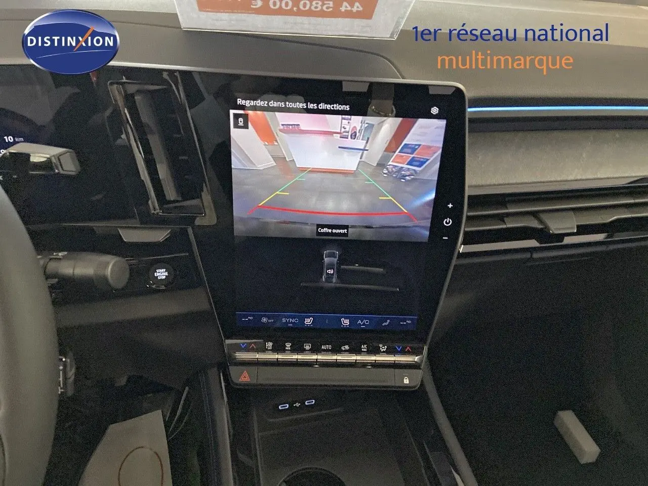 Vue rapprochée de la console centrale du Renault Rafale 2024 avec écran tactile affichant la caméra de recul.