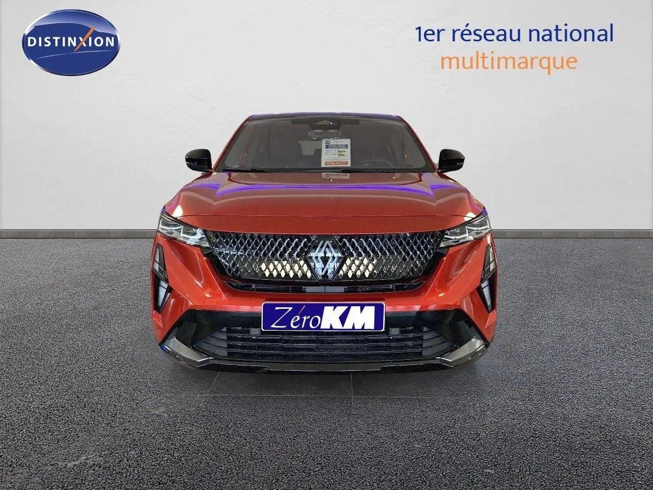 Vue frontale d'une Renault Rafale rouge flamme métal avec calandre noire et logo Renault lumineux.