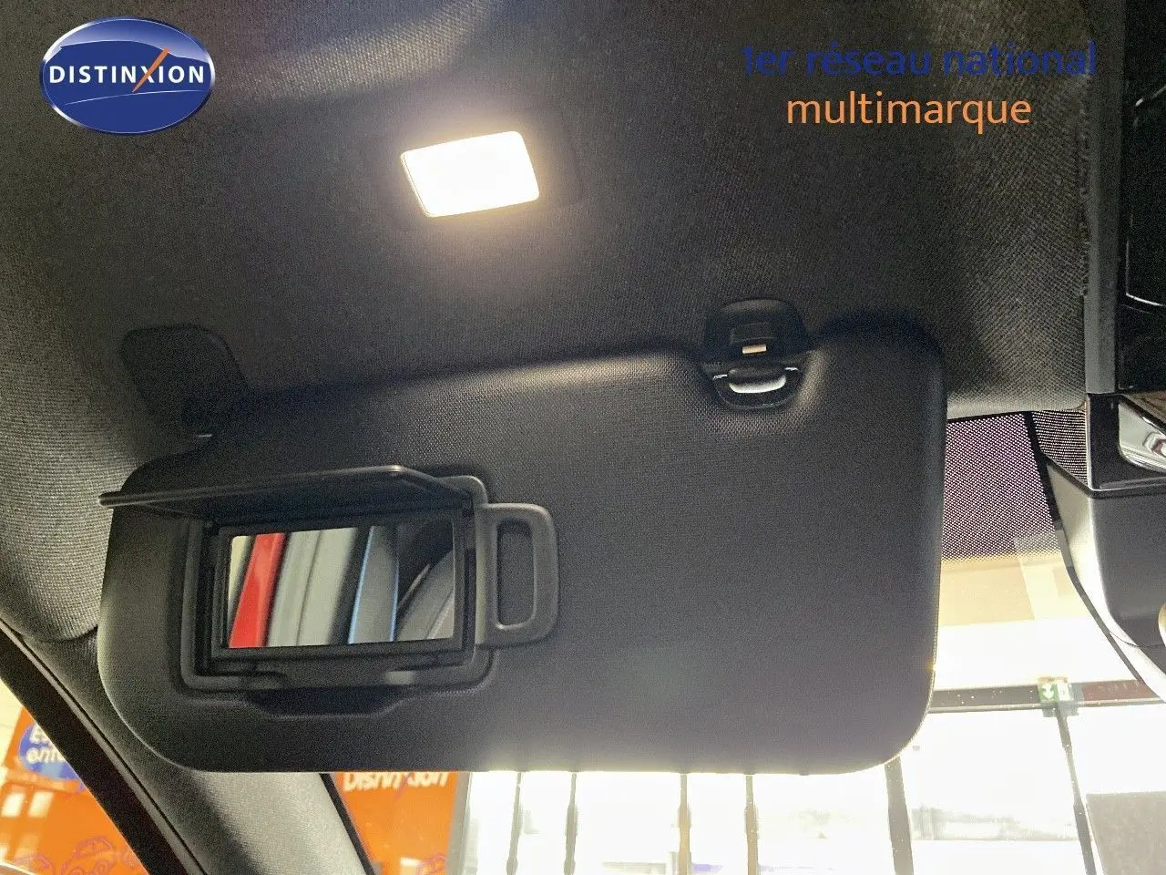 Miroir de courtoisie ouvert sur pare-soleil intérieur noir du Renault Rafale rouge flamme métal 2024.