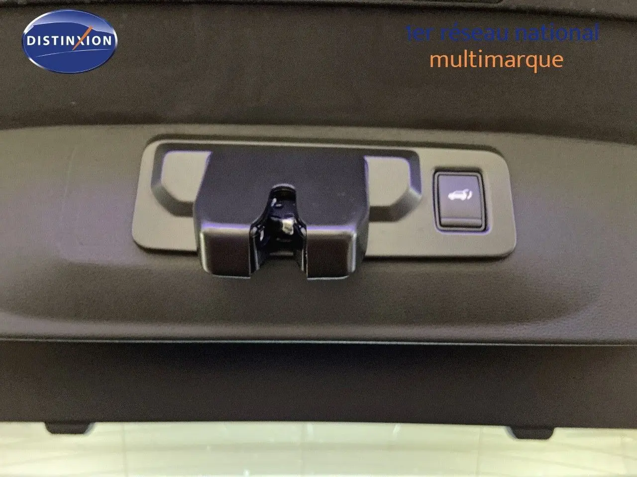 Gros plan sur le mécanisme d'ouverture électrique du hayon du Renault Rafale rouge flamme métal 2024.