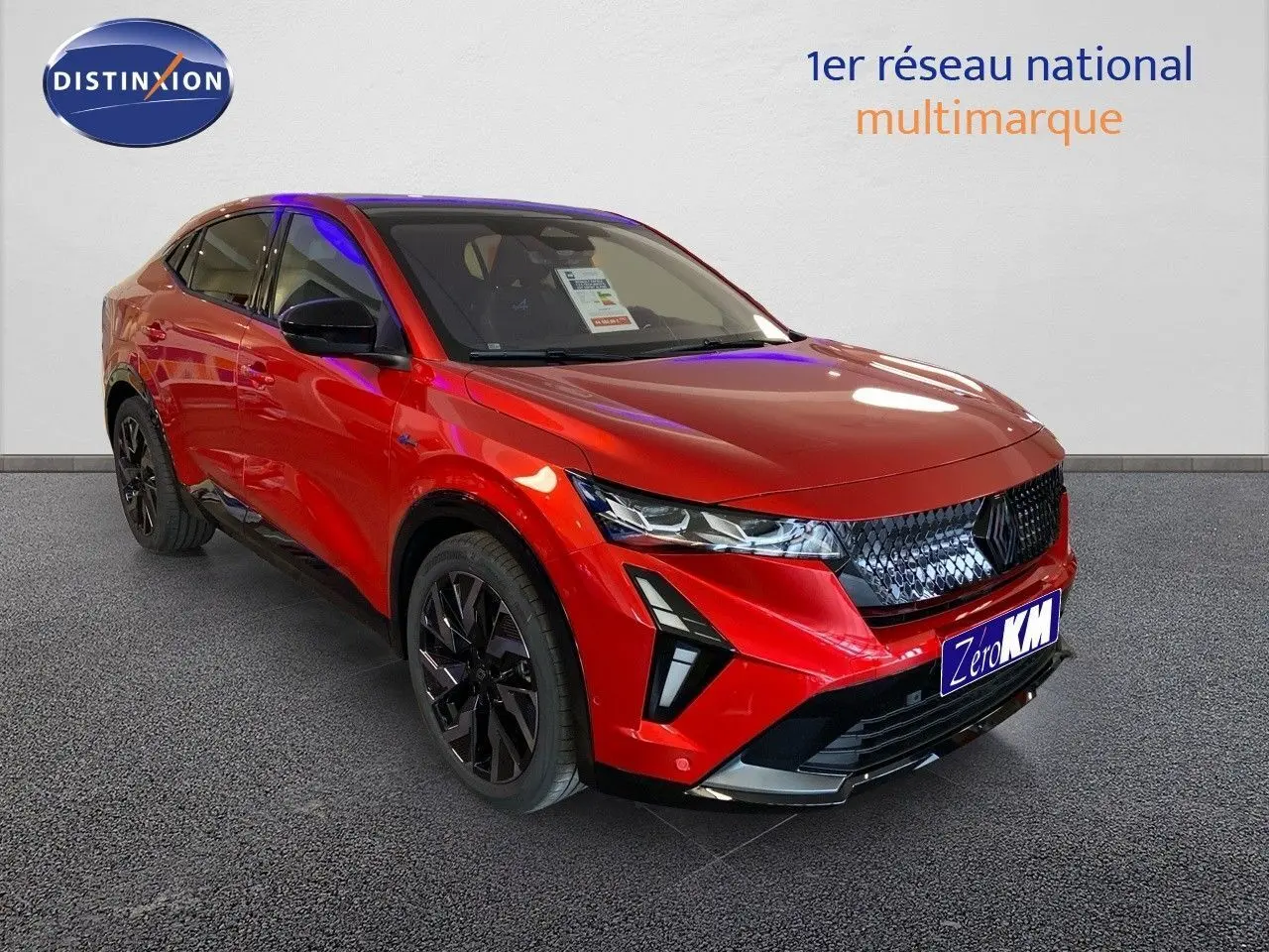 Renault Rafale 2024 rouge flamme métal en 3/4 avant droit, avec calandre noire et jantes noires distinctives.