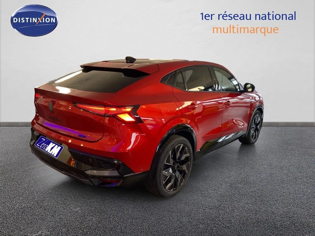 Vue 3/4 arrière droite d'un Renault Rafale 2024 rouge flamme métal avec feux LED et jantes noires distinctives.