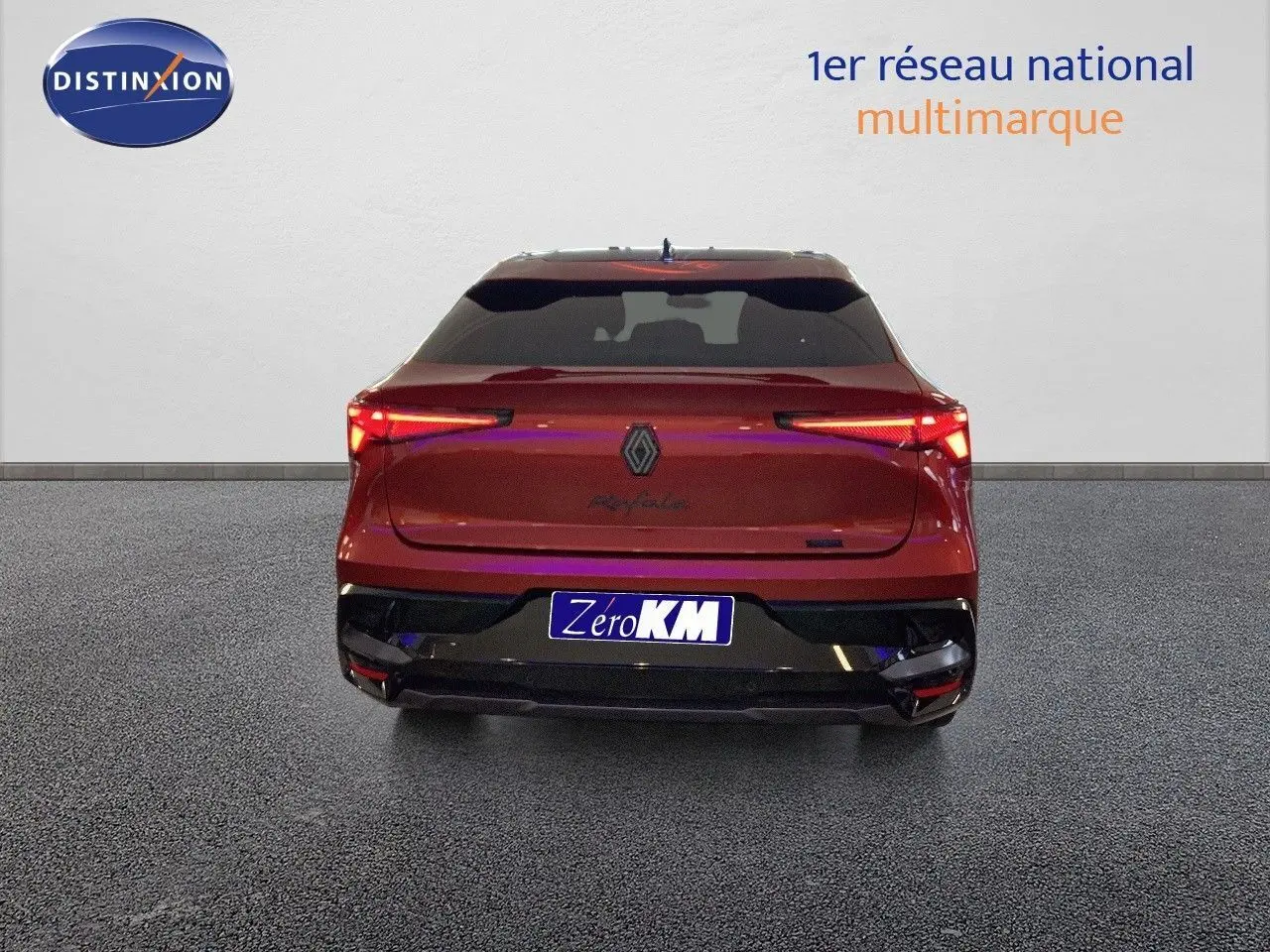 Vue arrière d'une Renault Rafale rouge flamme métal 2024 avec feux LED et logo Alpine distinctif.